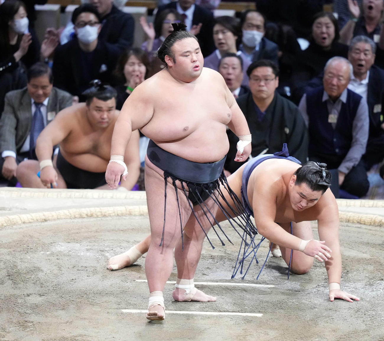貴景勝は豊昇龍（右）を突き落としで破る。左奥は土俵下控えの霧島（撮影・小沢裕）