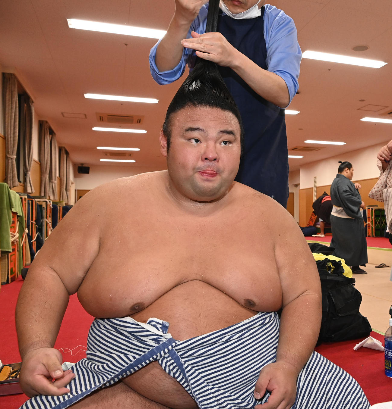 大相撲九州場所13日目　支度部屋で髪を整えてもらう貴景勝