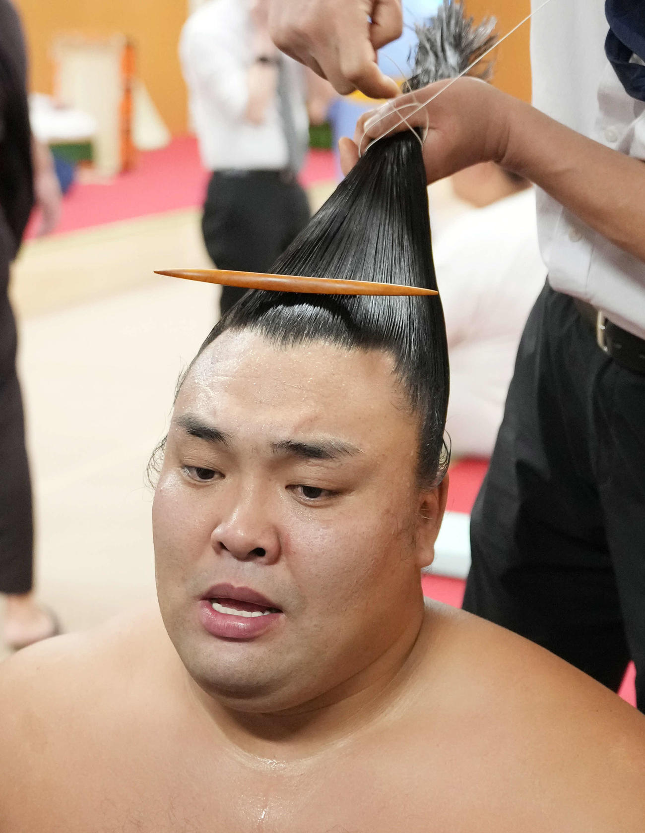 支度部屋で髪を整える霧島（撮影・小沢裕）