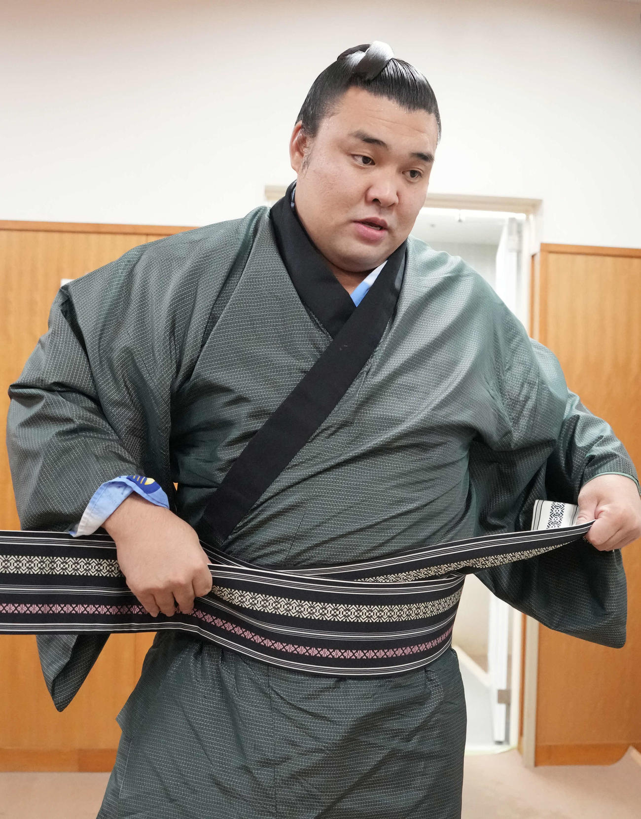 支度部屋で着替えをする霧島（撮影・小沢裕）