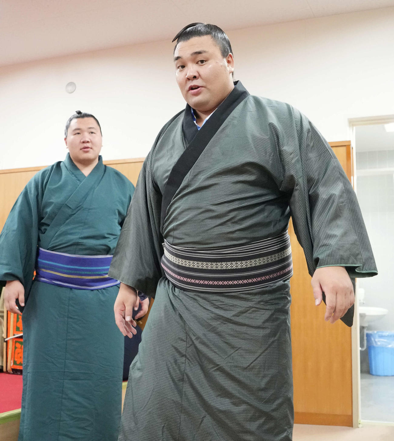 支度部屋を引き揚げる霧島（撮影・小沢裕）
