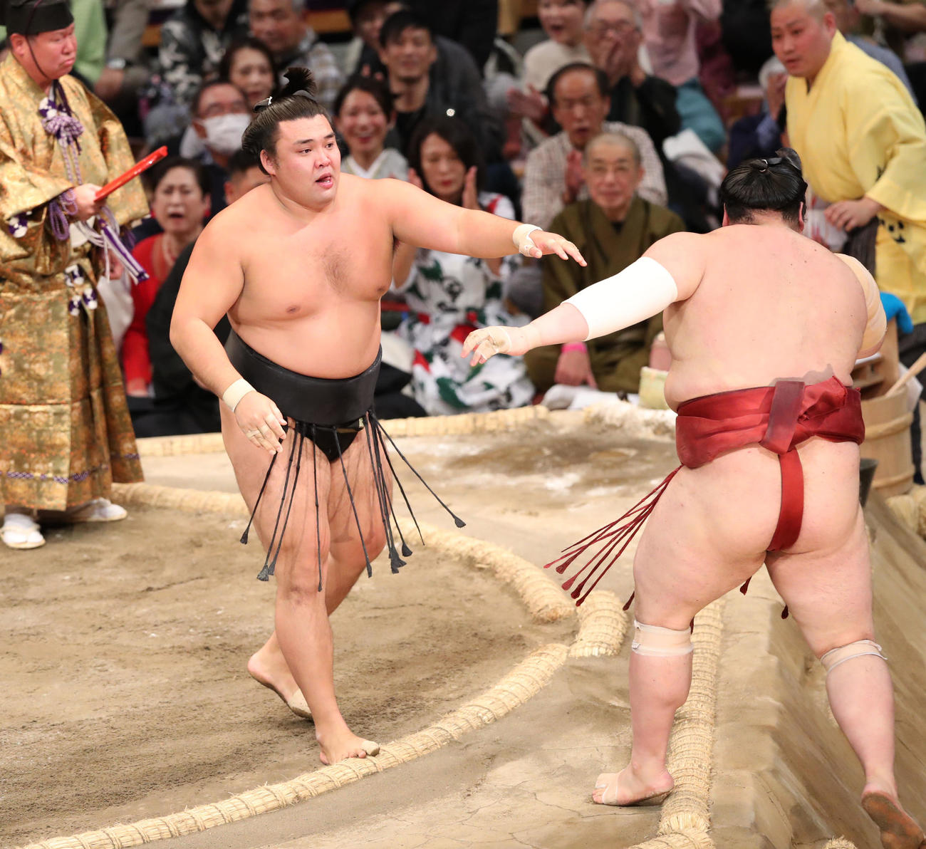 大相撲九州場所14日目　寄り切りで熱海富士を破る霧島（撮影・梅根麻紀）