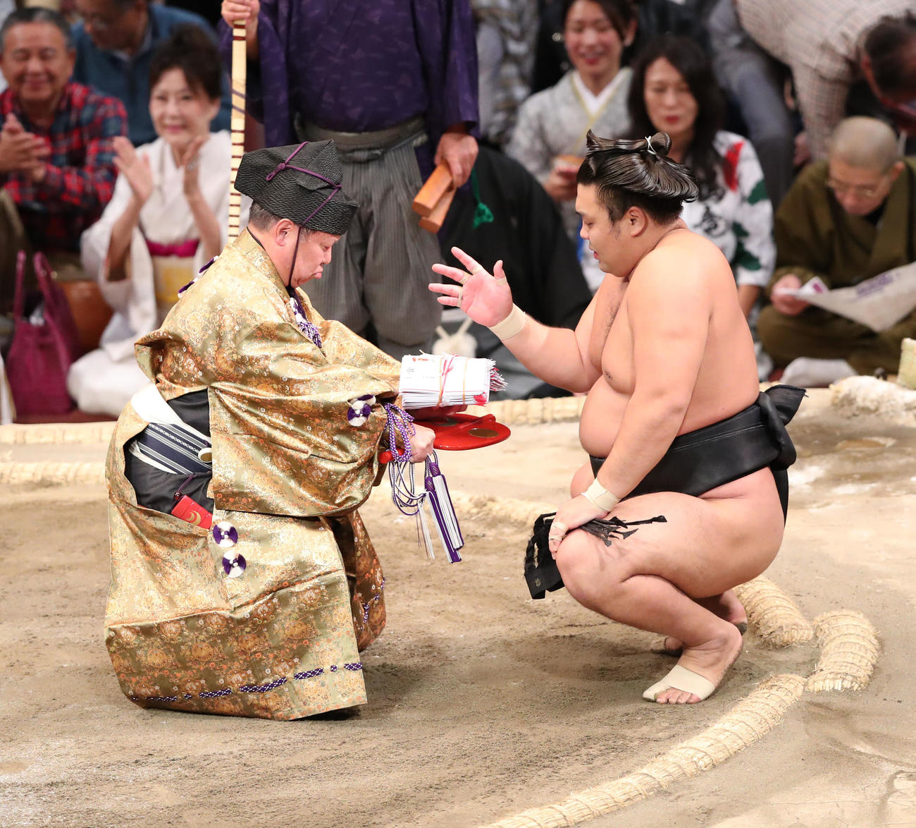 大相撲九州場所14日目　懸賞金を受け取る霧島（撮影・梅根麻紀）
