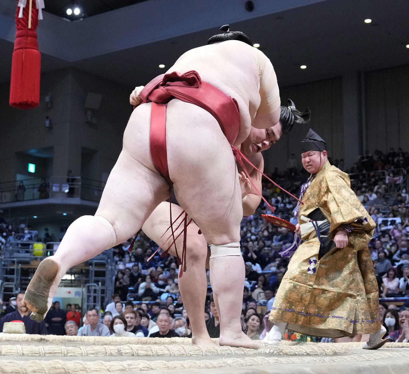 霧島は熱海富士（手前）を寄り切りで破る（撮影・小沢裕）