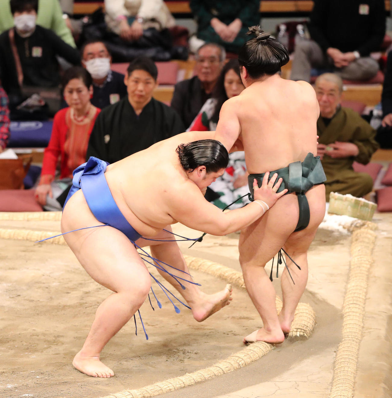 大相撲九州場所14日目　押し出しで朝紅龍を破る大の里（撮影・梅根麻紀）