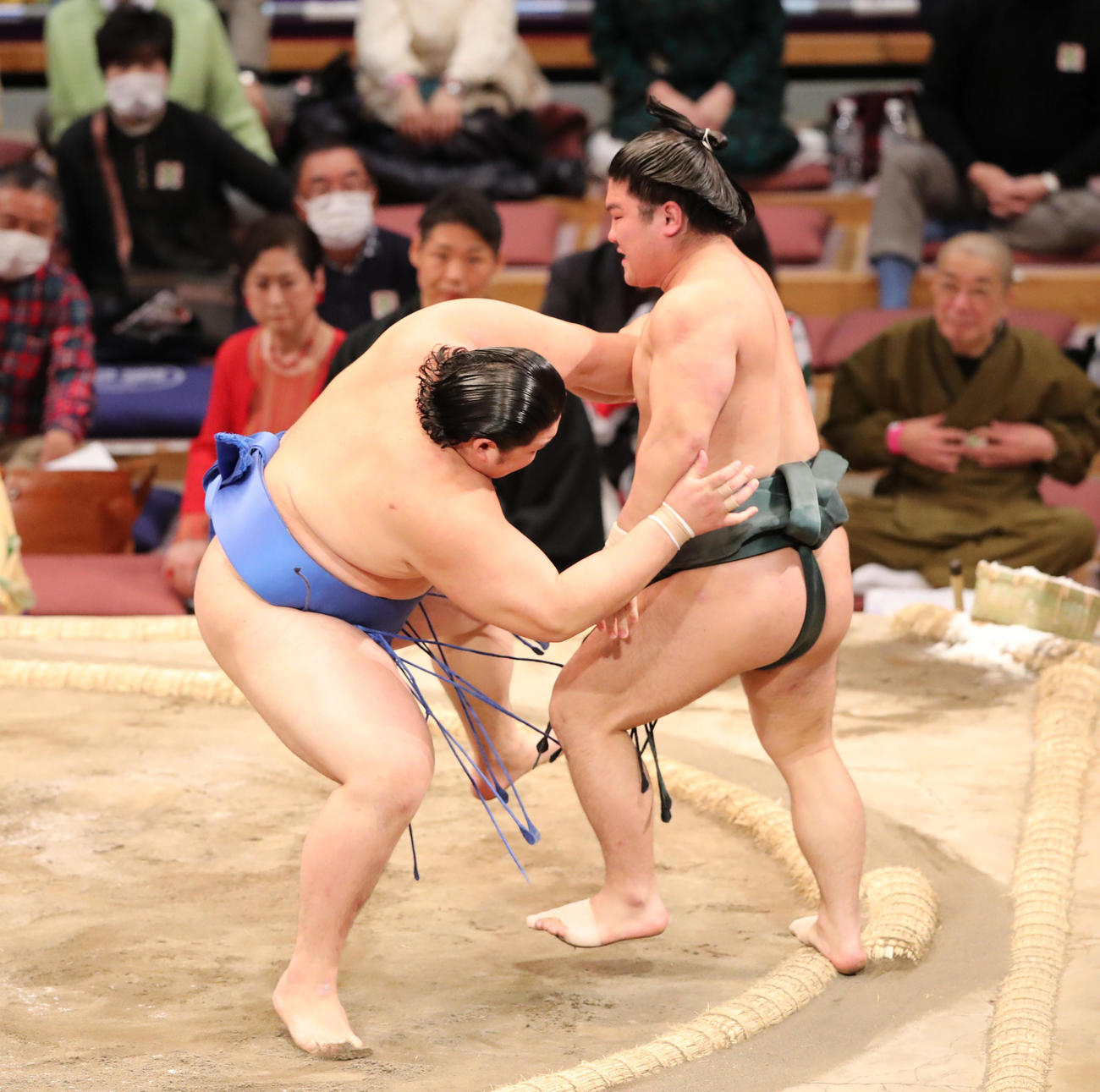 大相撲九州場所14日目　押し出しで朝紅龍を破る大の里（撮影・梅根麻紀）