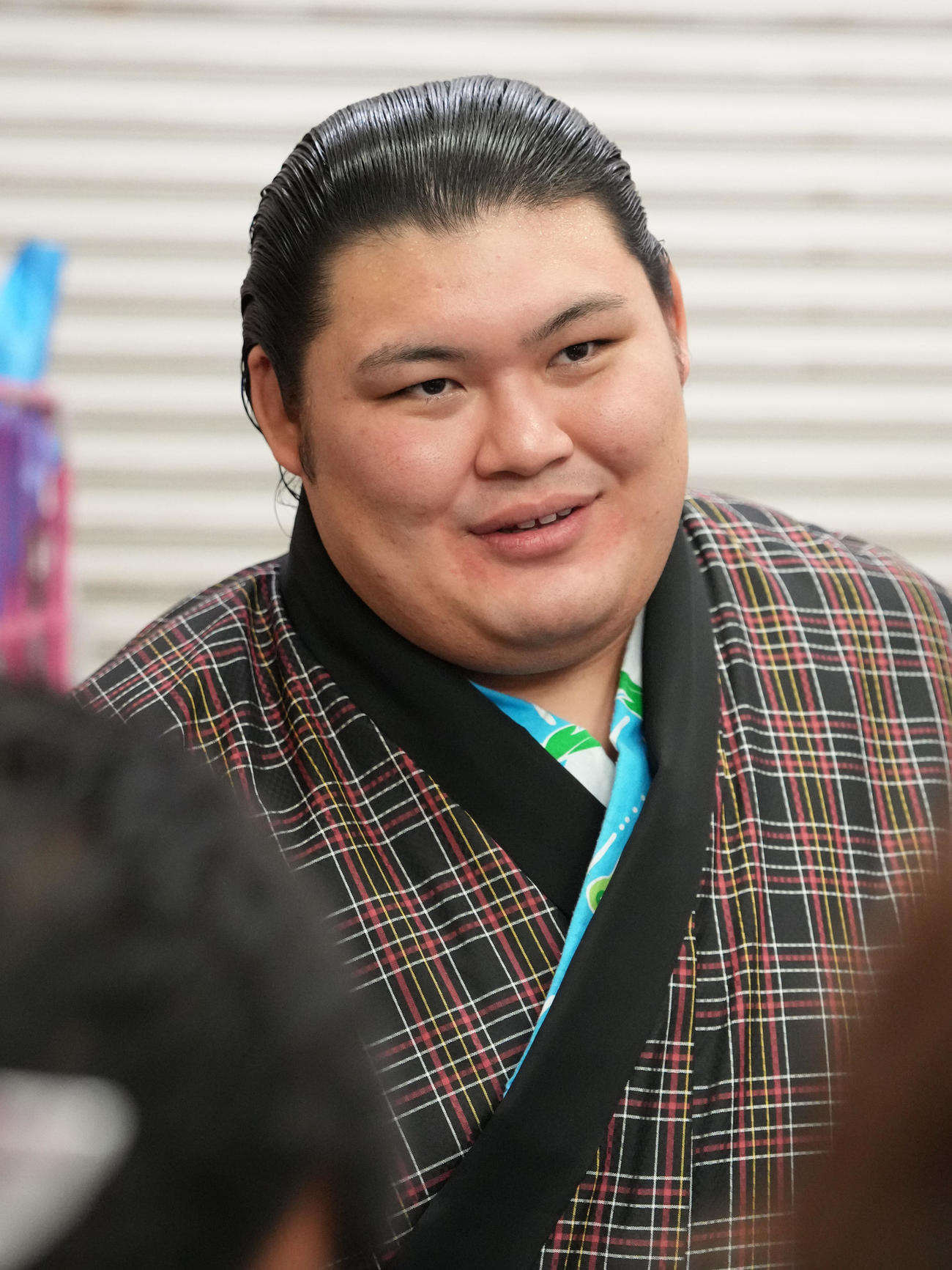 報道陣に話をする大の里（撮影・小沢裕）