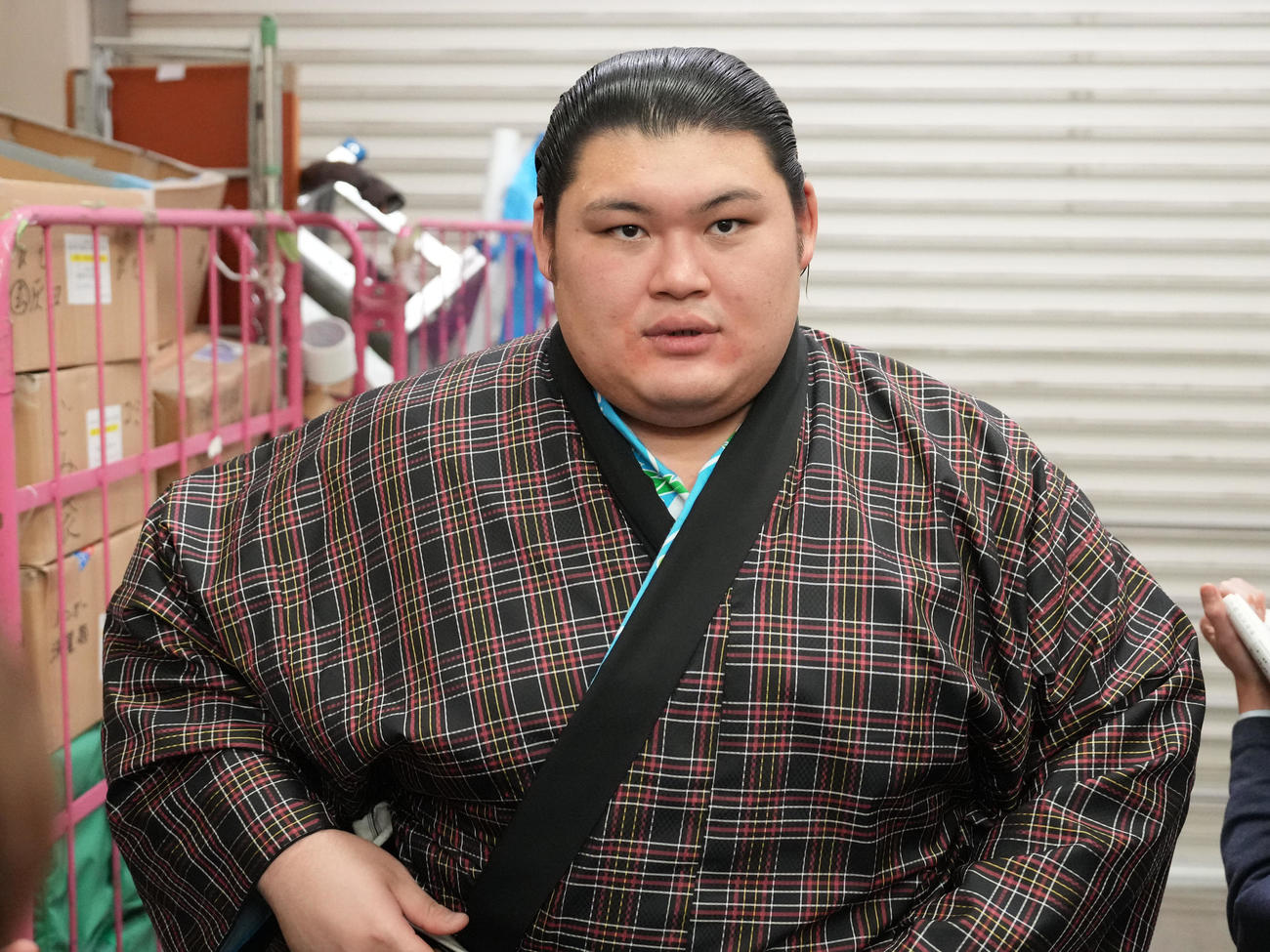 大相撲九州場所14日目　報道陣に話をする大の里（撮影・小沢裕）