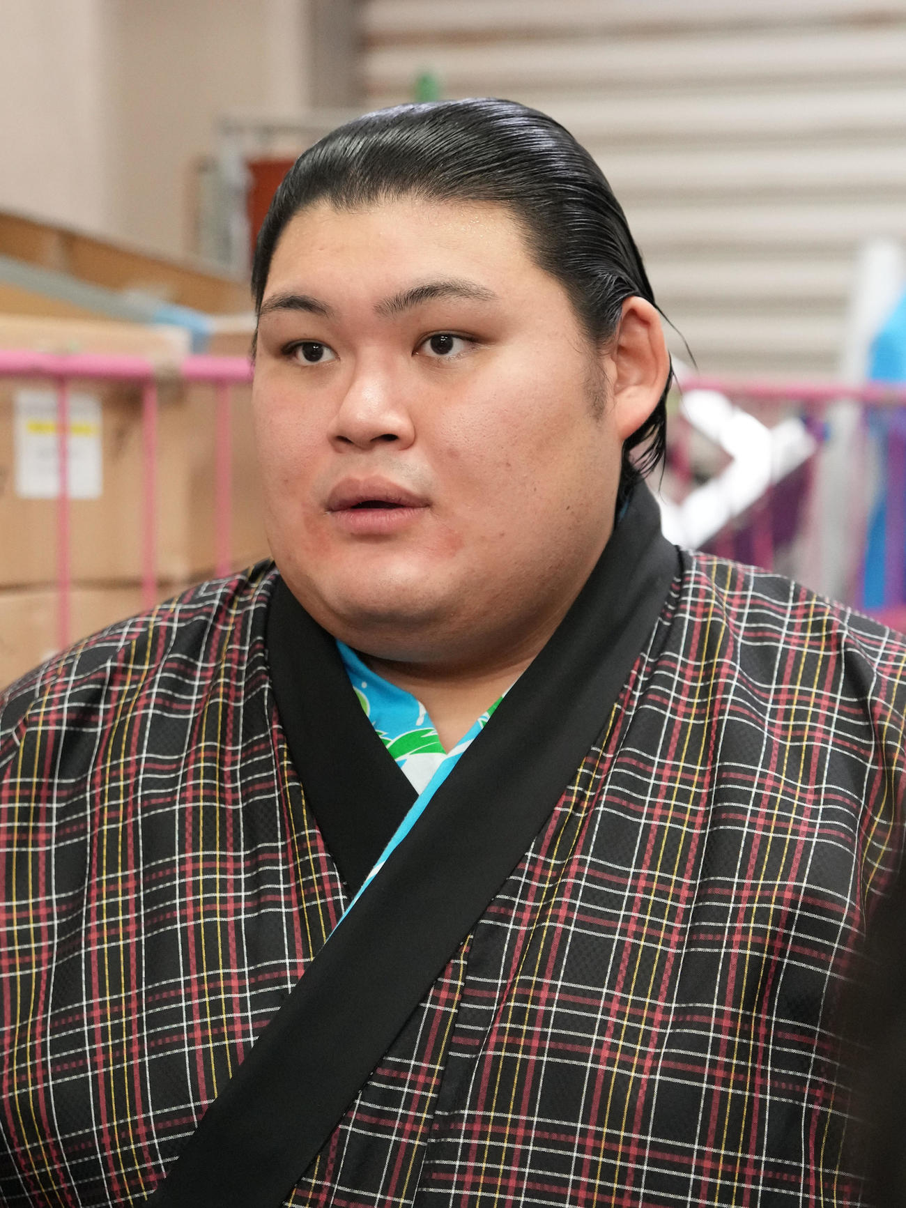 大相撲九州場所14日目　報道陣に話をする大の里（撮影・小沢裕）