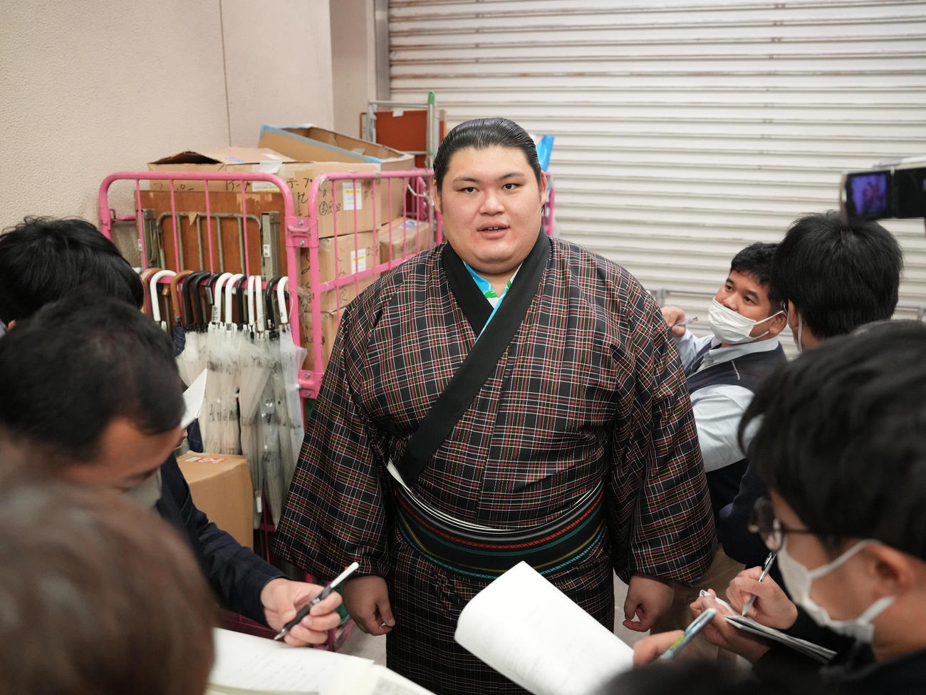 大相撲九州場所14日目　報道陣に話をする大の里（撮影・小沢裕）