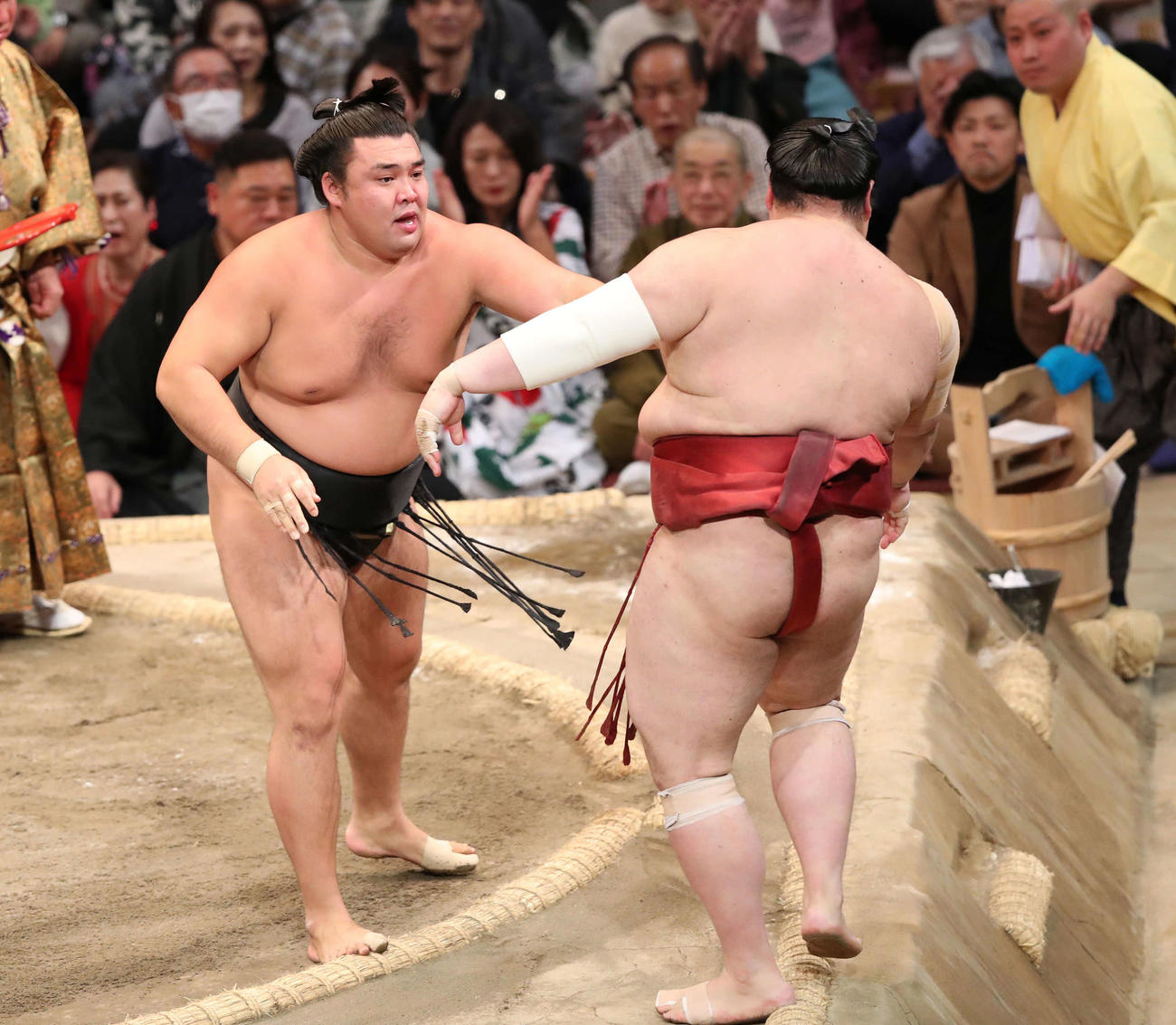 大相撲九州場所14日目　寄り切りで熱海富士を破る霧島（撮影・梅根麻紀）