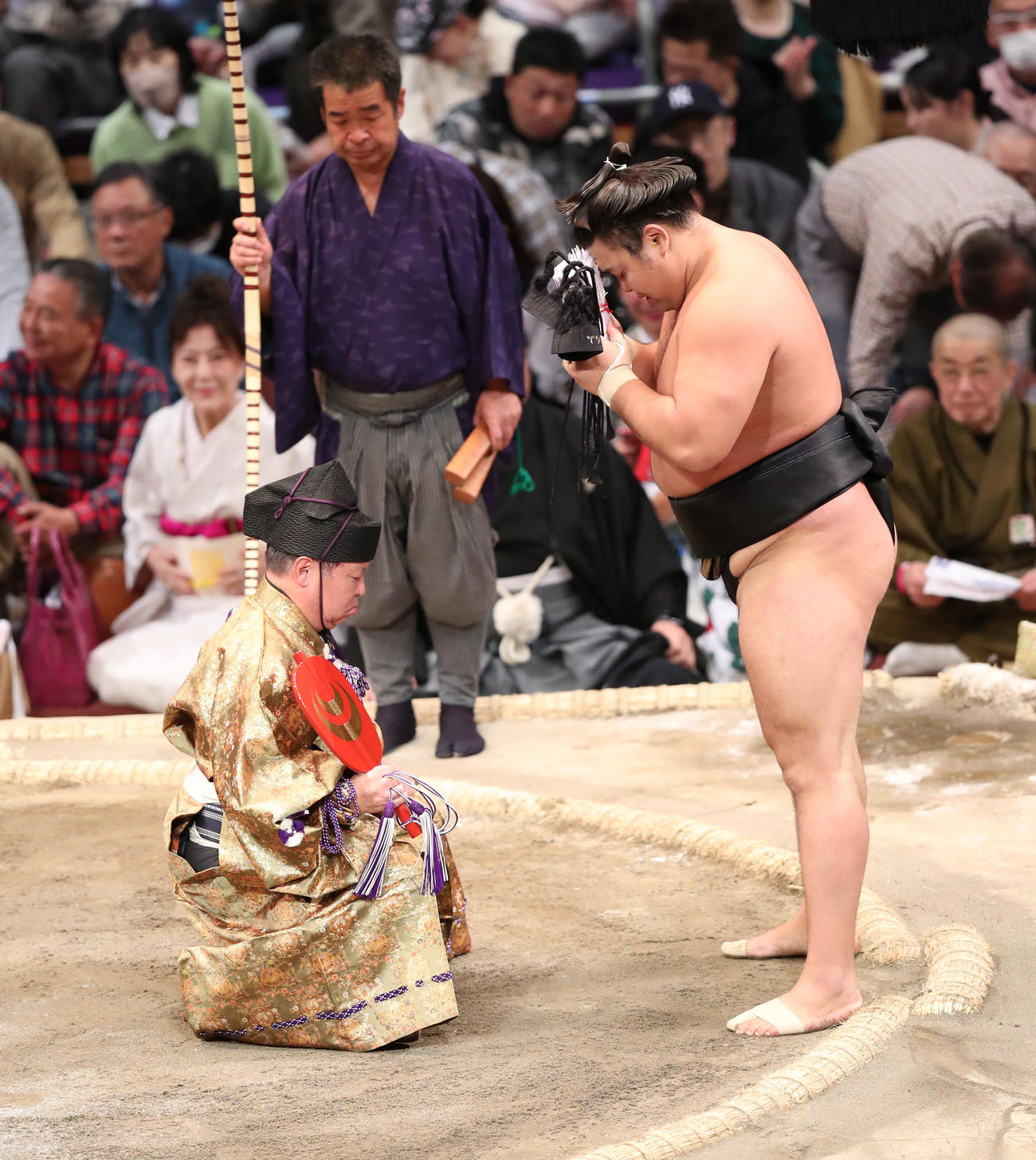 大相撲九州場所14日目　懸賞金を受け取る霧島（撮影・梅根麻紀）