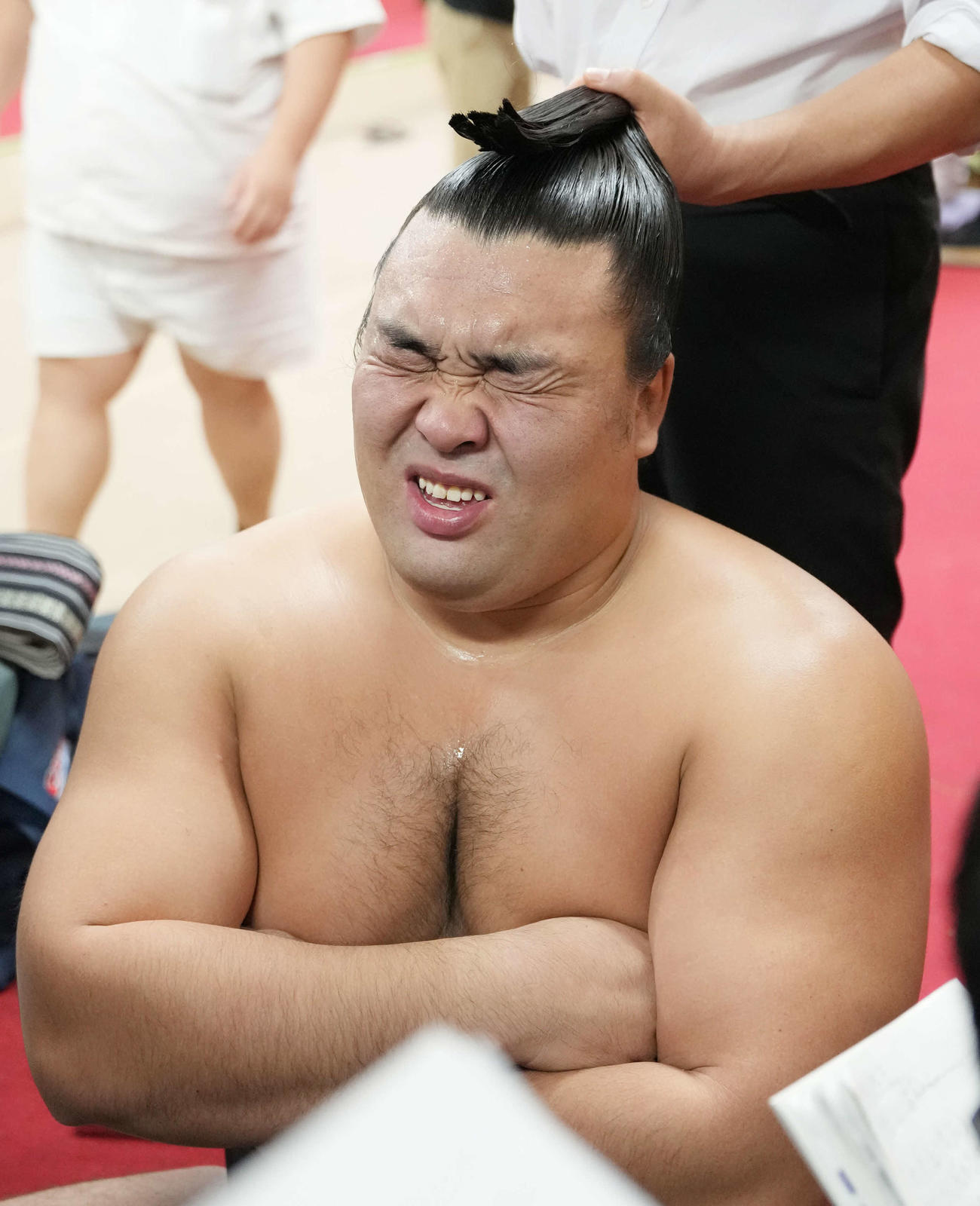支度部屋で髪を整えながら厳しい表情を見せる霧島（撮影・小沢裕）