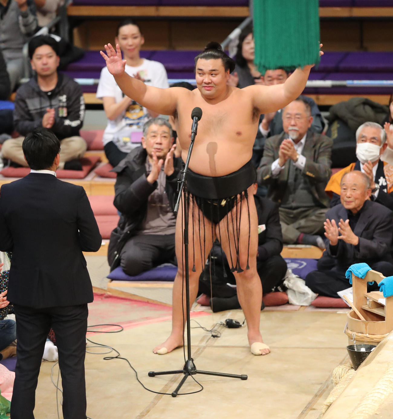 大相撲九州場所千秋楽　優勝インタビューを受ける霧島（撮影・梅根麻紀）