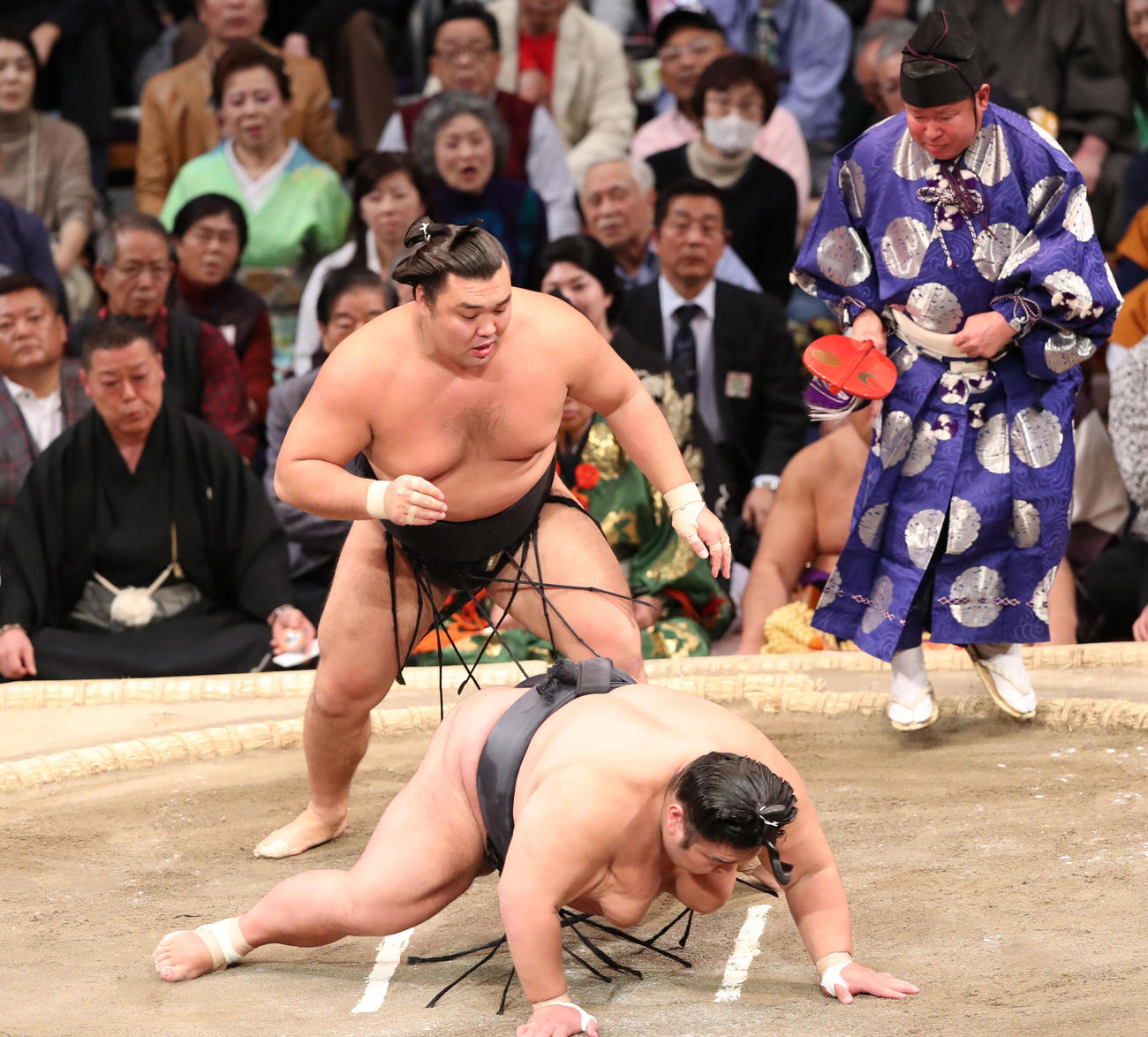 大相撲九州場所千秋楽　突き落としで貴景勝を破る霧島（撮影・梅根麻紀）