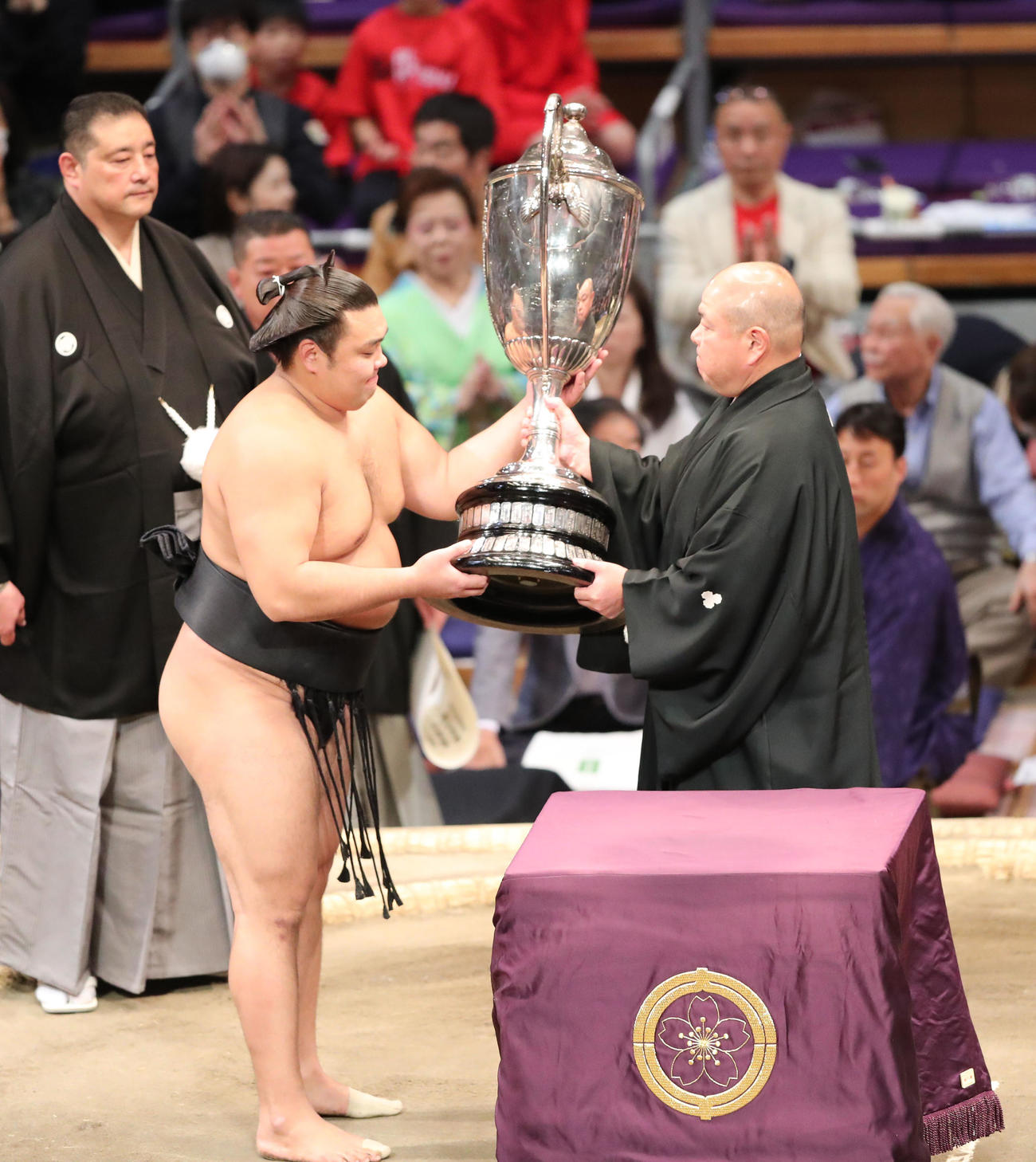優勝杯を受け取る霧島（撮影・梅根麻紀）