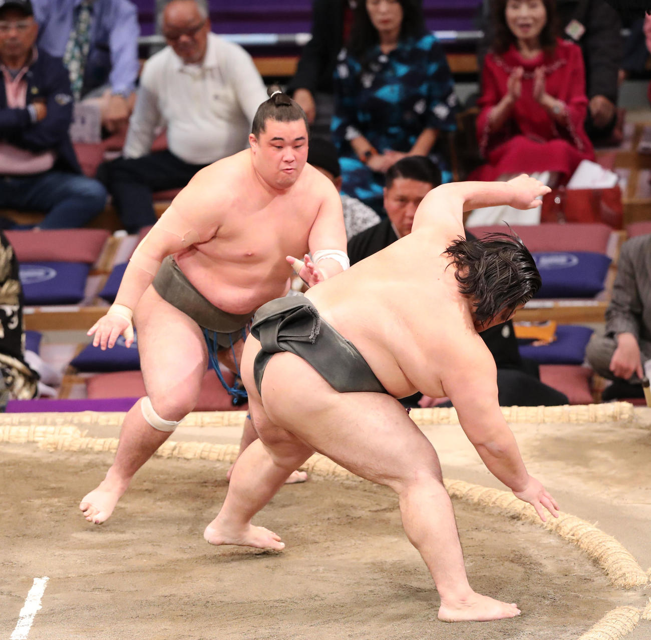 大相撲九州場所千秋楽　序二段優勝決定戦　城間を押し出しで破る大凜山（撮影・梅根麻紀）