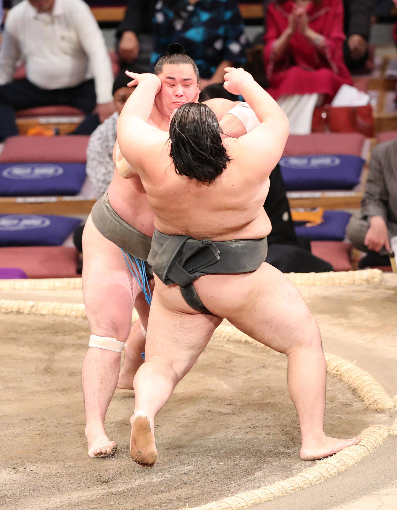 大相撲九州場所千秋楽　序二段優勝決定戦　城間を押し出しで破る大凜山（撮影・梅根麻紀）