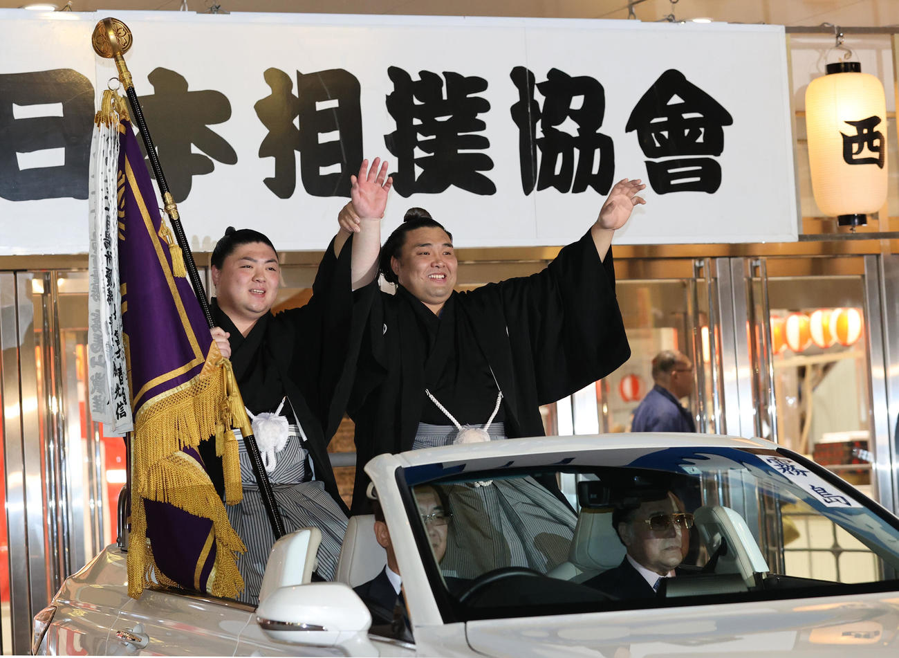 大相撲九州場所千秋楽　優勝パレードでファンにてを振る霧島（撮影・梅根麻紀）