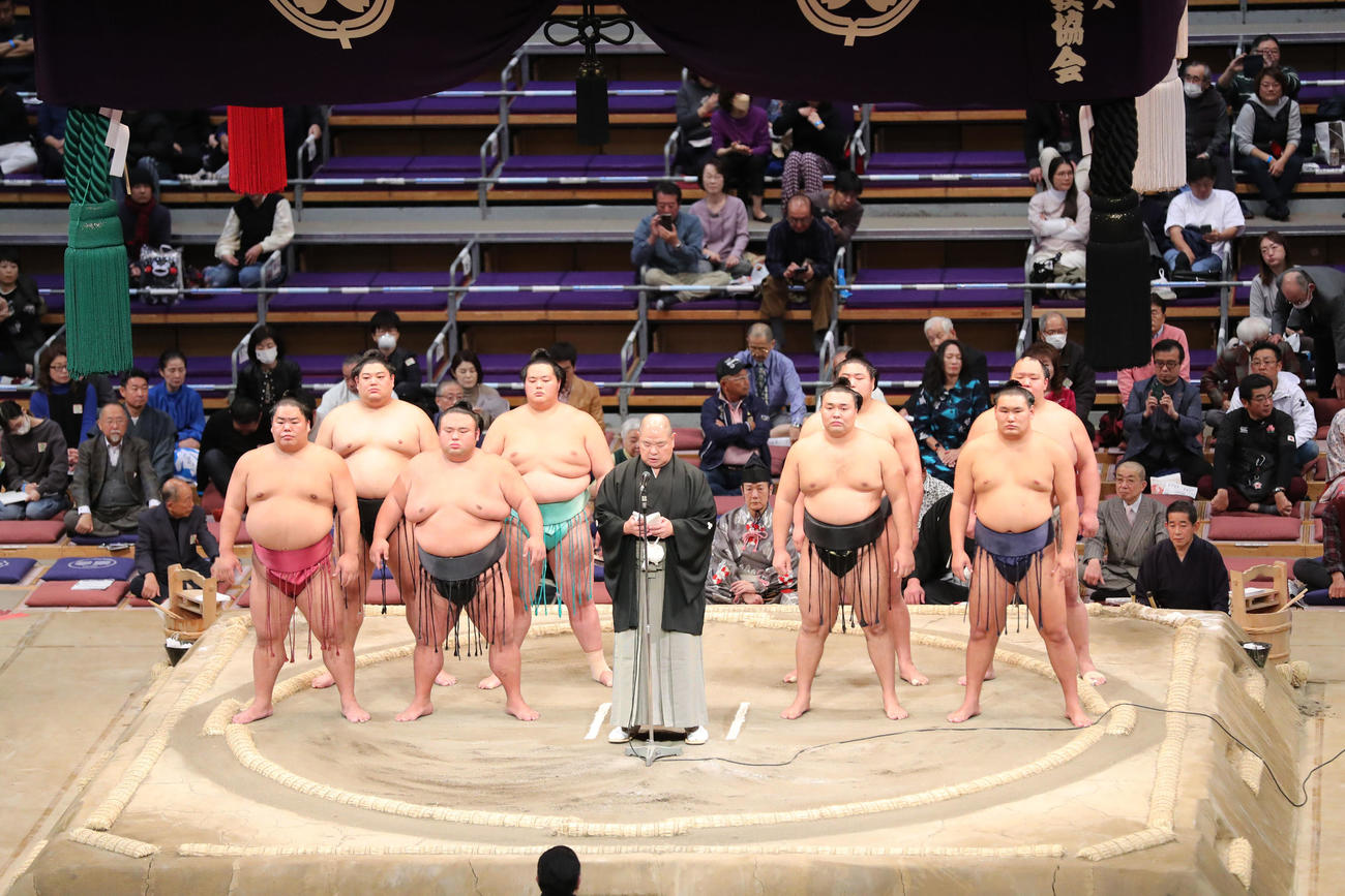 大相撲九州場所千秋楽　あいさつをする八角信芳相撲協会理事長（撮影・梅根麻紀）