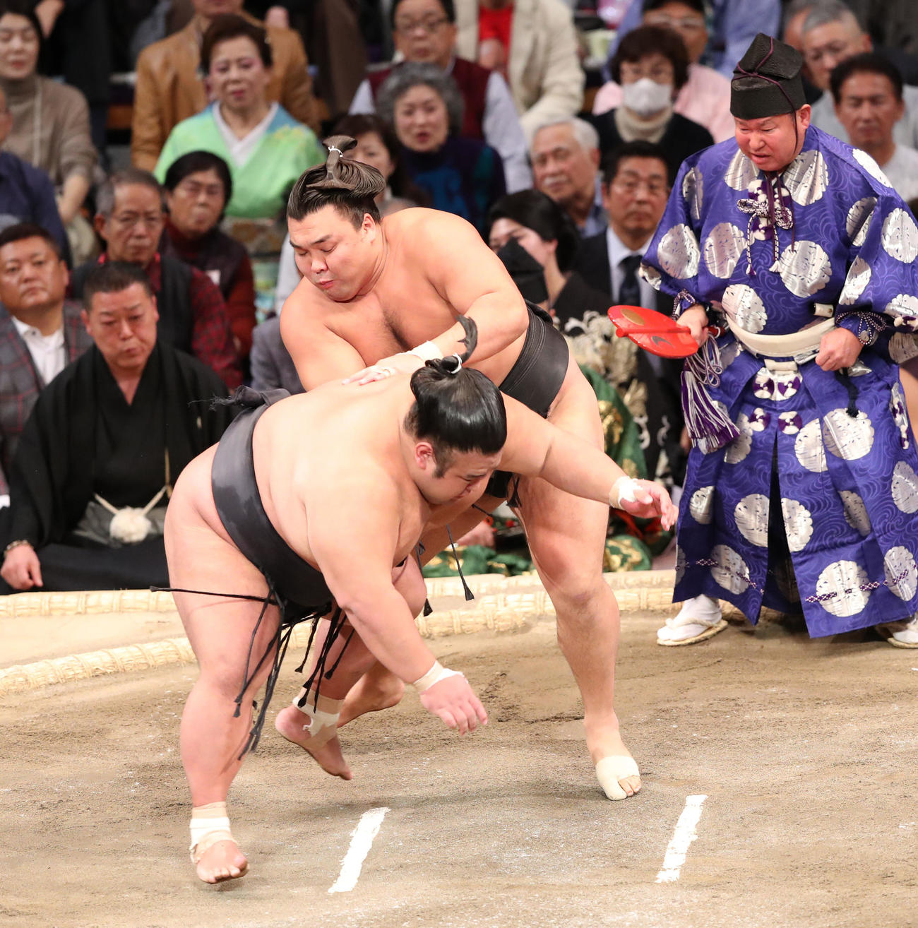 大相撲九州場所千秋楽　突き落としで貴景勝を破る霧島（撮影・梅根麻紀）