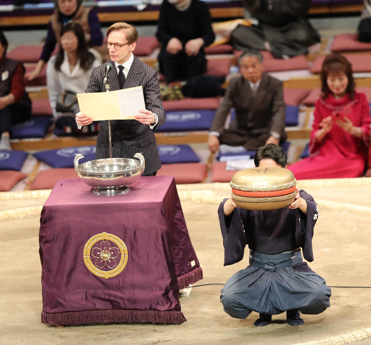 大相撲九州場所千秋楽　日仏友好杯授与される霧島（撮影・梅根麻紀）