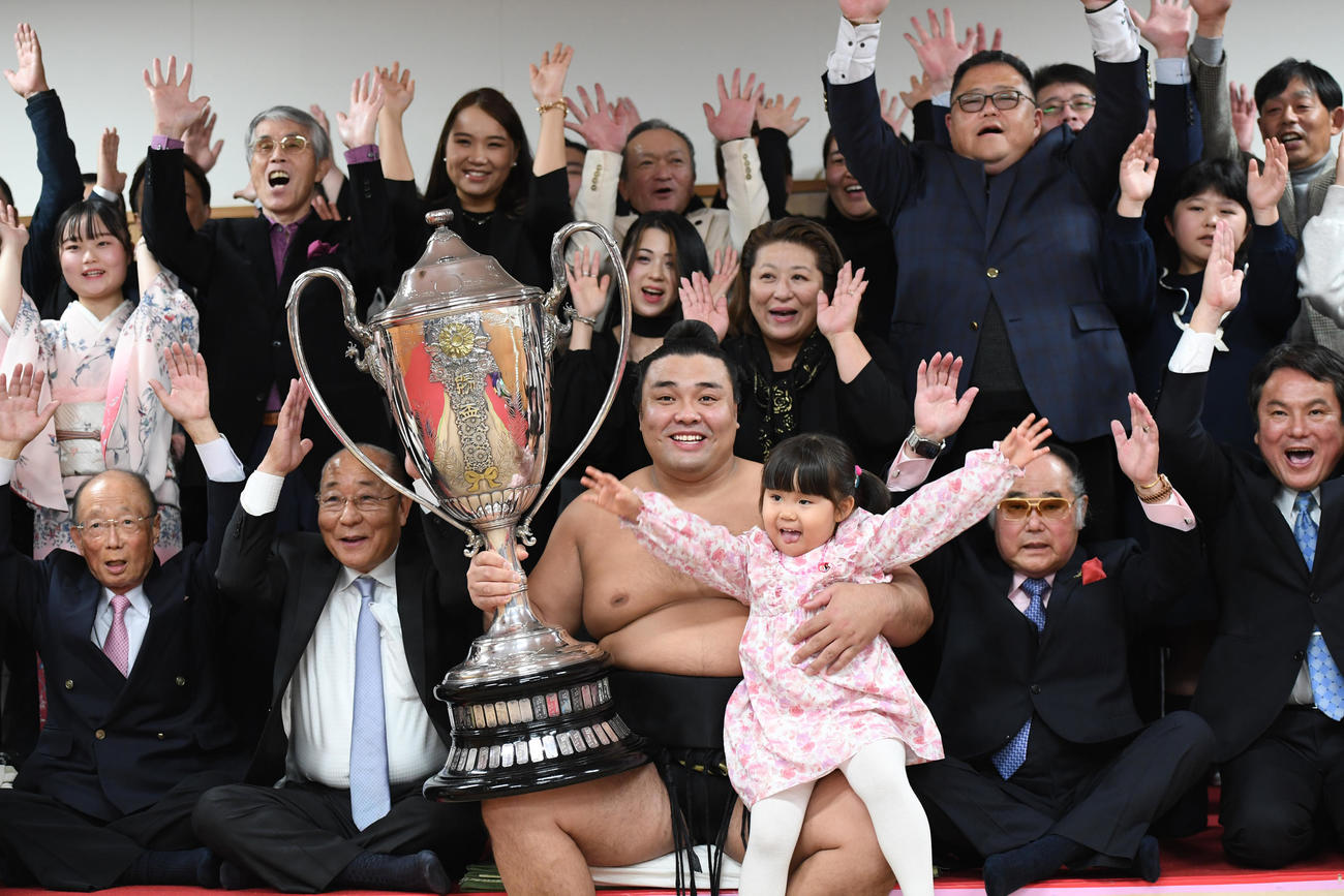 優勝し、賜杯を手に笑顔の霧島（代表撮影）