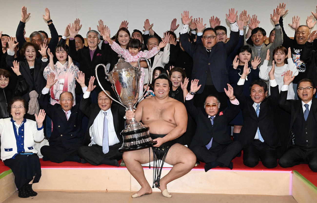 優勝し、賜杯を手に笑顔の霧島（代表撮影）