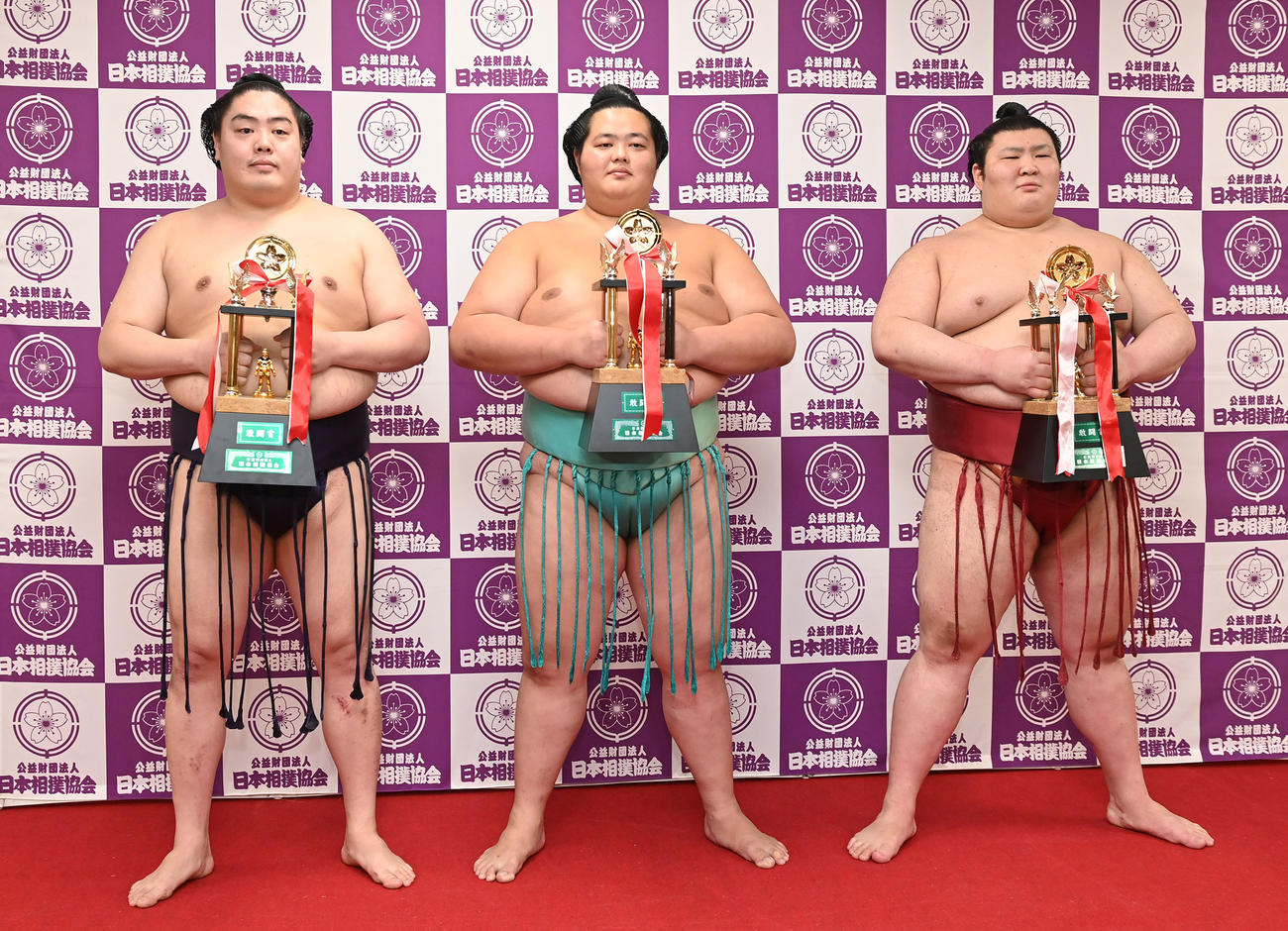 敢闘賞を受賞した、左から一山本、琴ノ若、熱海富士（代表撮影）