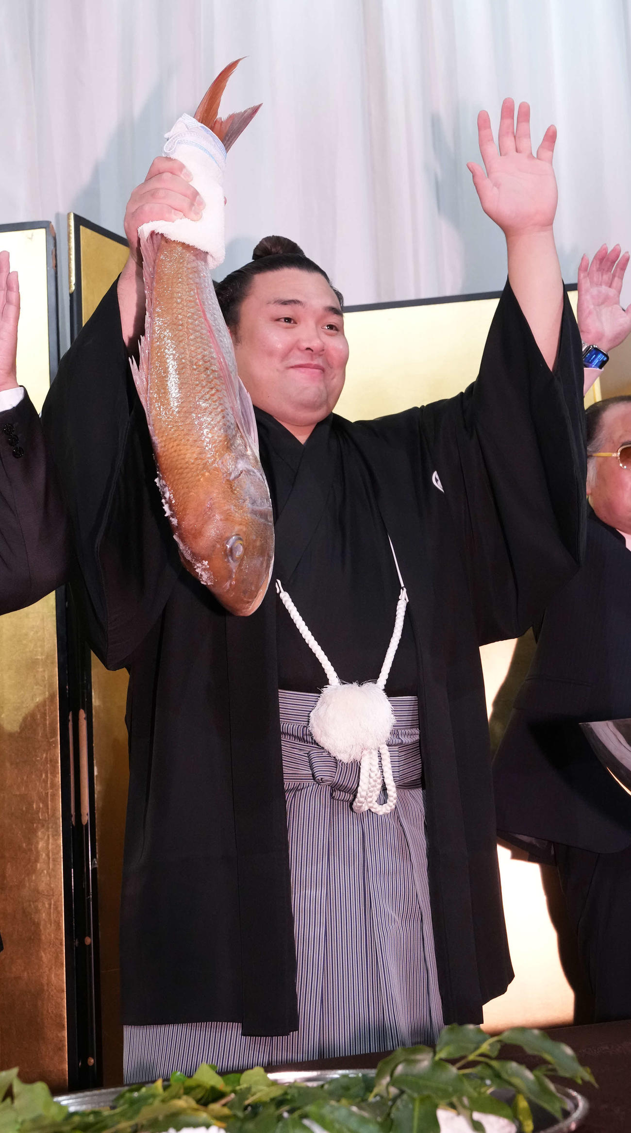 千秋楽パーティーでお祝いの鯛を手に万歳する霧島（撮影・小沢裕）