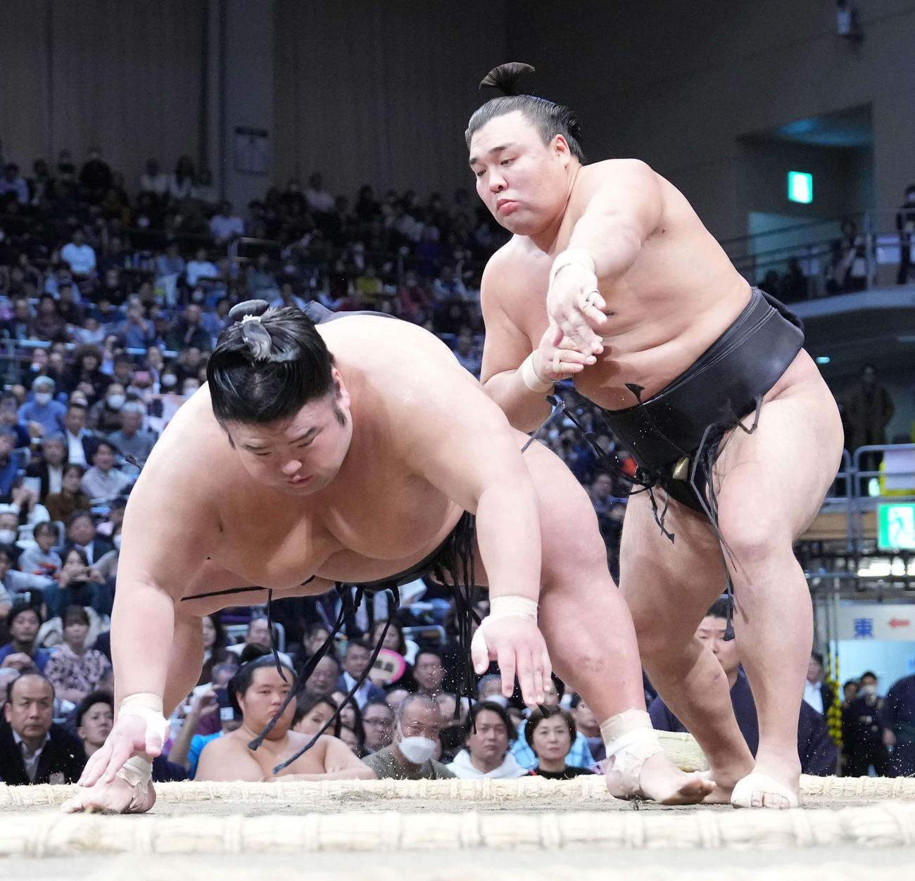 霧島（右）は貴景勝を突き落としで破る（撮影・小沢裕）