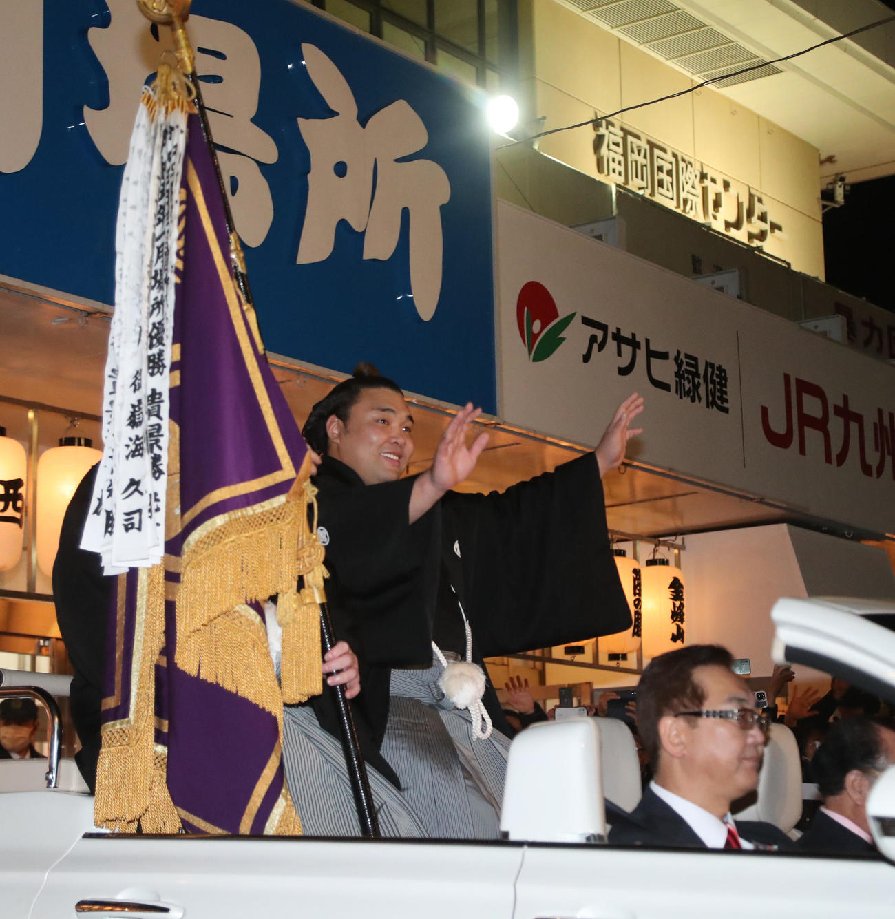 大相撲九州場所千秋楽　優勝パレードでファンにてを振る霧島（撮影・梅根麻紀）