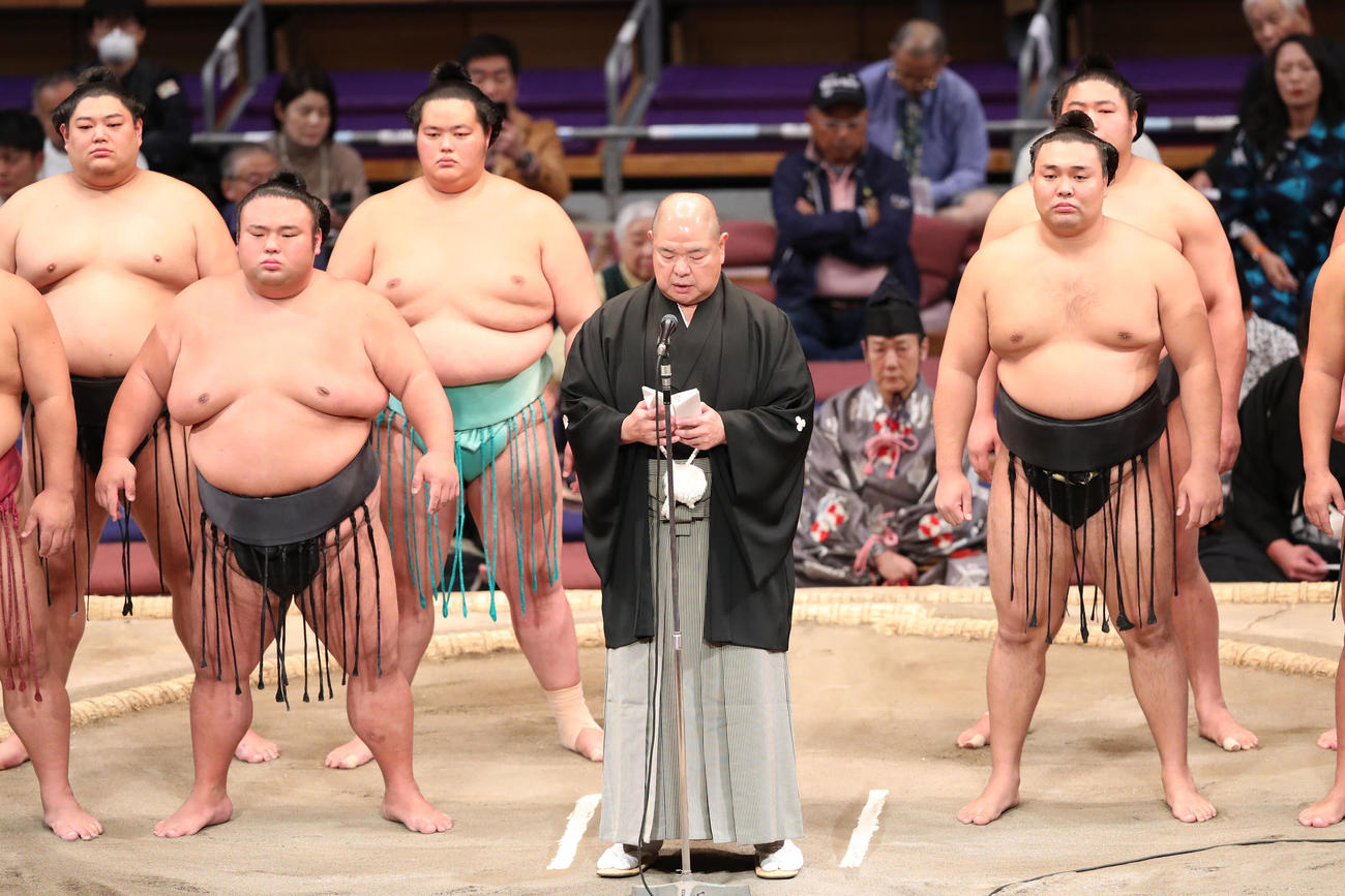 大相撲九州場所千秋楽　あいさつをする八角信芳相撲協会理事長（撮影・梅根麻紀）