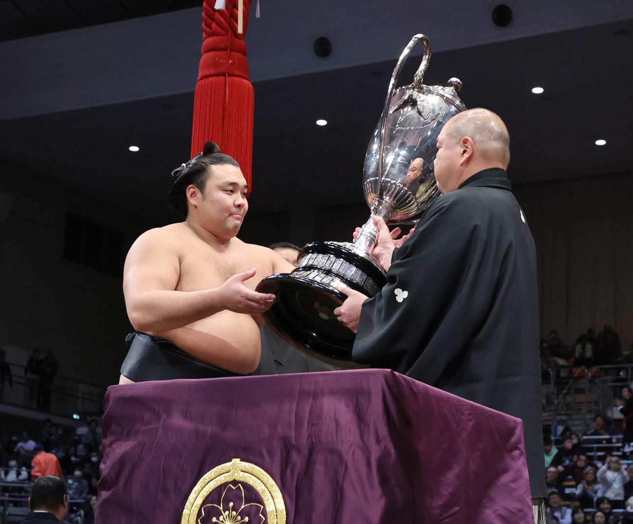 八角理事長（右）から優勝賜杯を受け取る霧島（代表撮影）