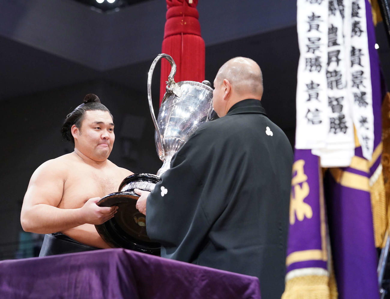 優勝し八角理事長（右）から賜杯の贈呈を受ける霧島（撮影・小沢裕）