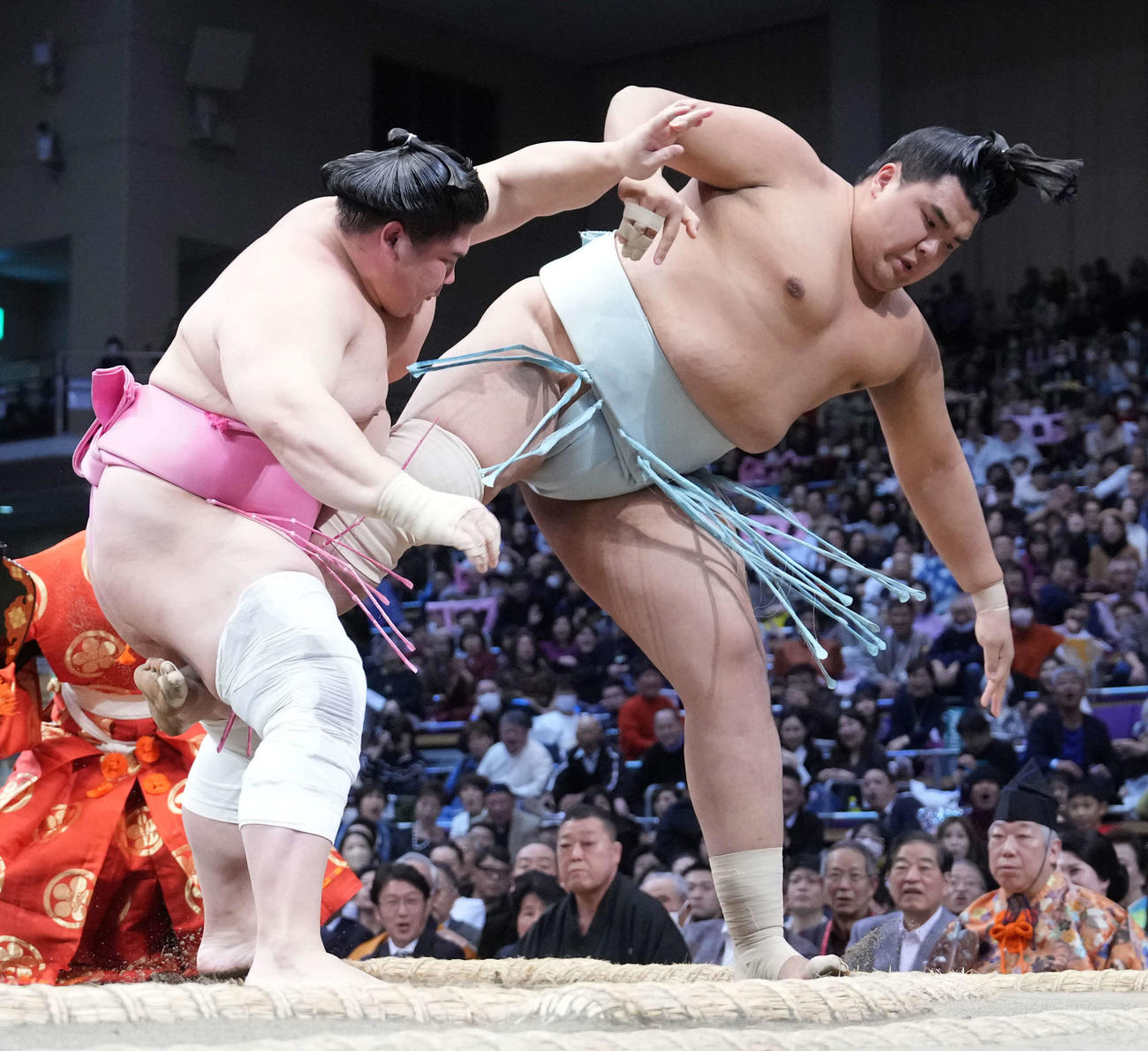 宇良（左）は北青鵬を押し倒しで破る（撮影・小沢裕）