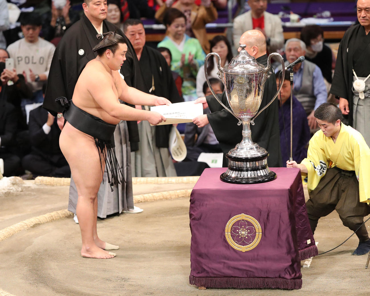 大相撲九州場所千秋楽　賞状を受け取る霧島（撮影・梅根麻紀）