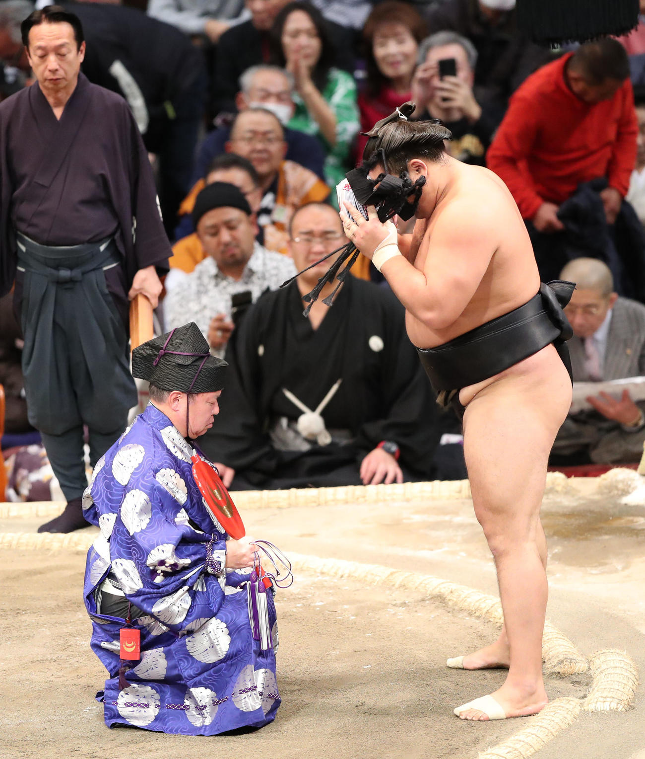 大相撲九州場所千秋楽　懸賞金を受け取る霧島（撮影・梅根麻紀）