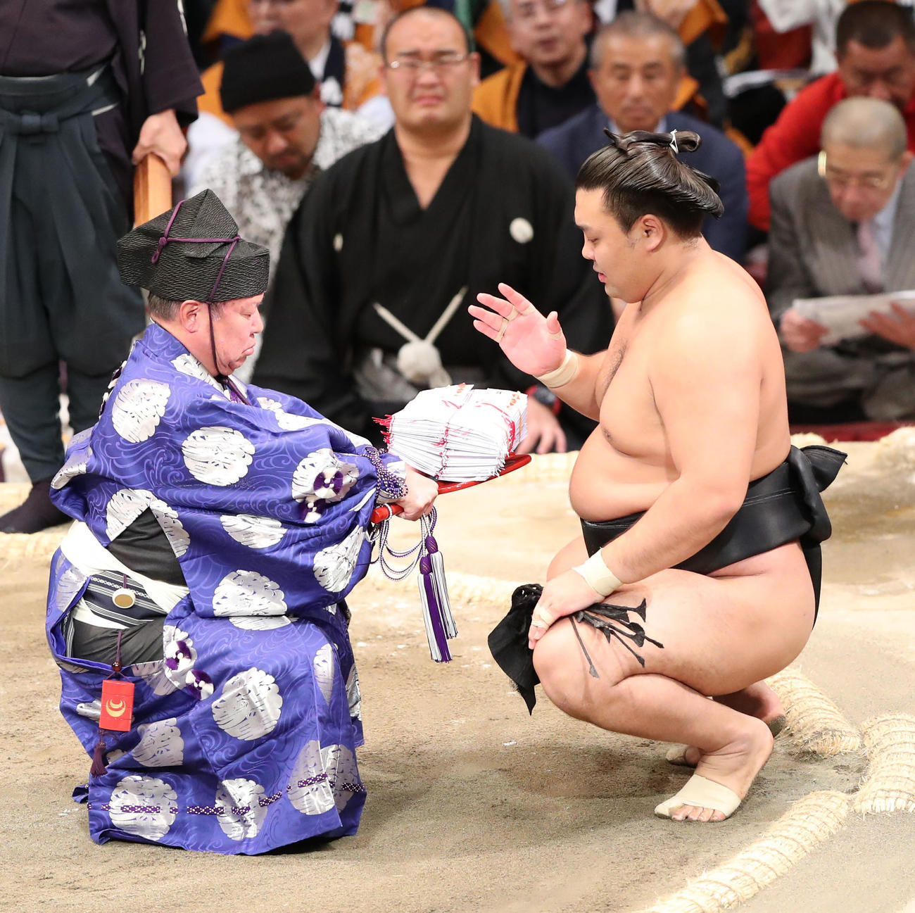 大相撲九州場所千秋楽　懸賞金を受け取る霧島（撮影・梅根麻紀）