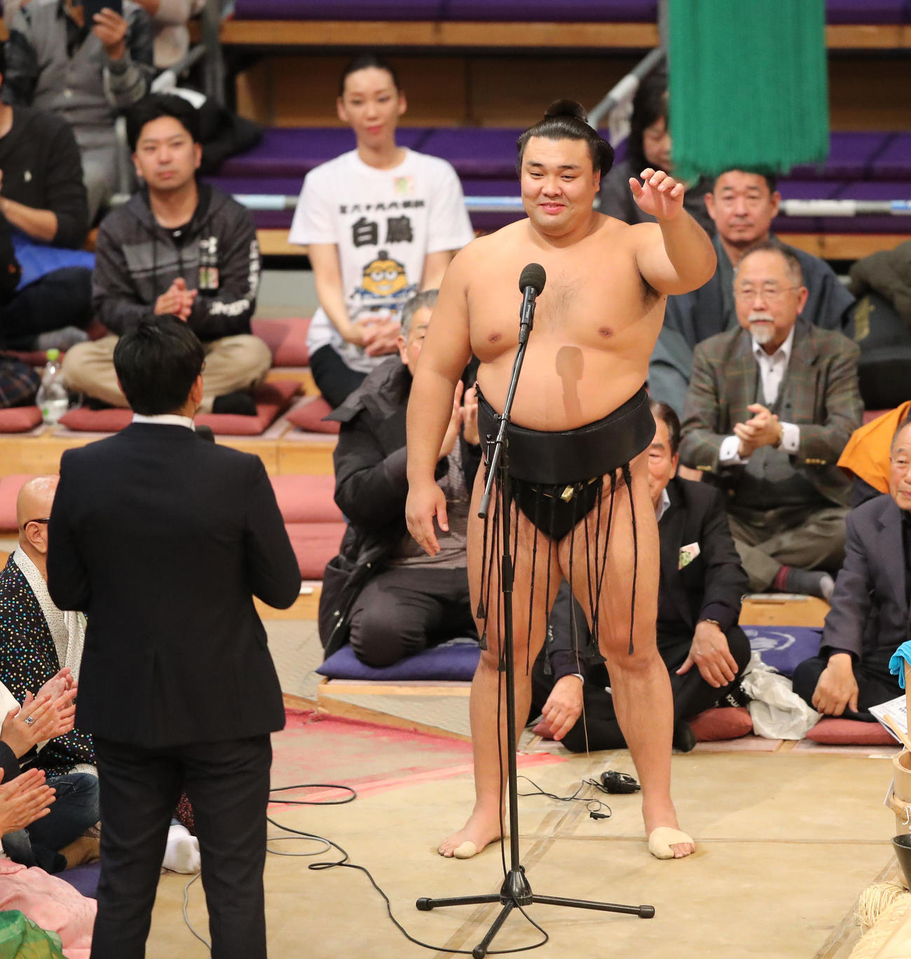 大相撲九州場所千秋楽　優勝インタビューを受ける霧島（撮影・梅根麻紀）