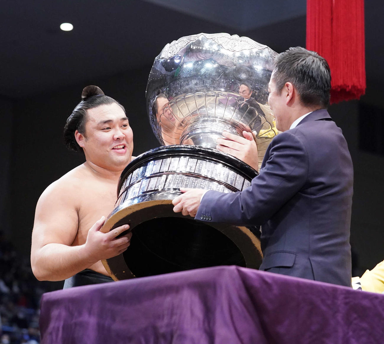 優勝し内閣総理大臣杯を授与され笑顔を見せる霧島（撮影・小沢裕）