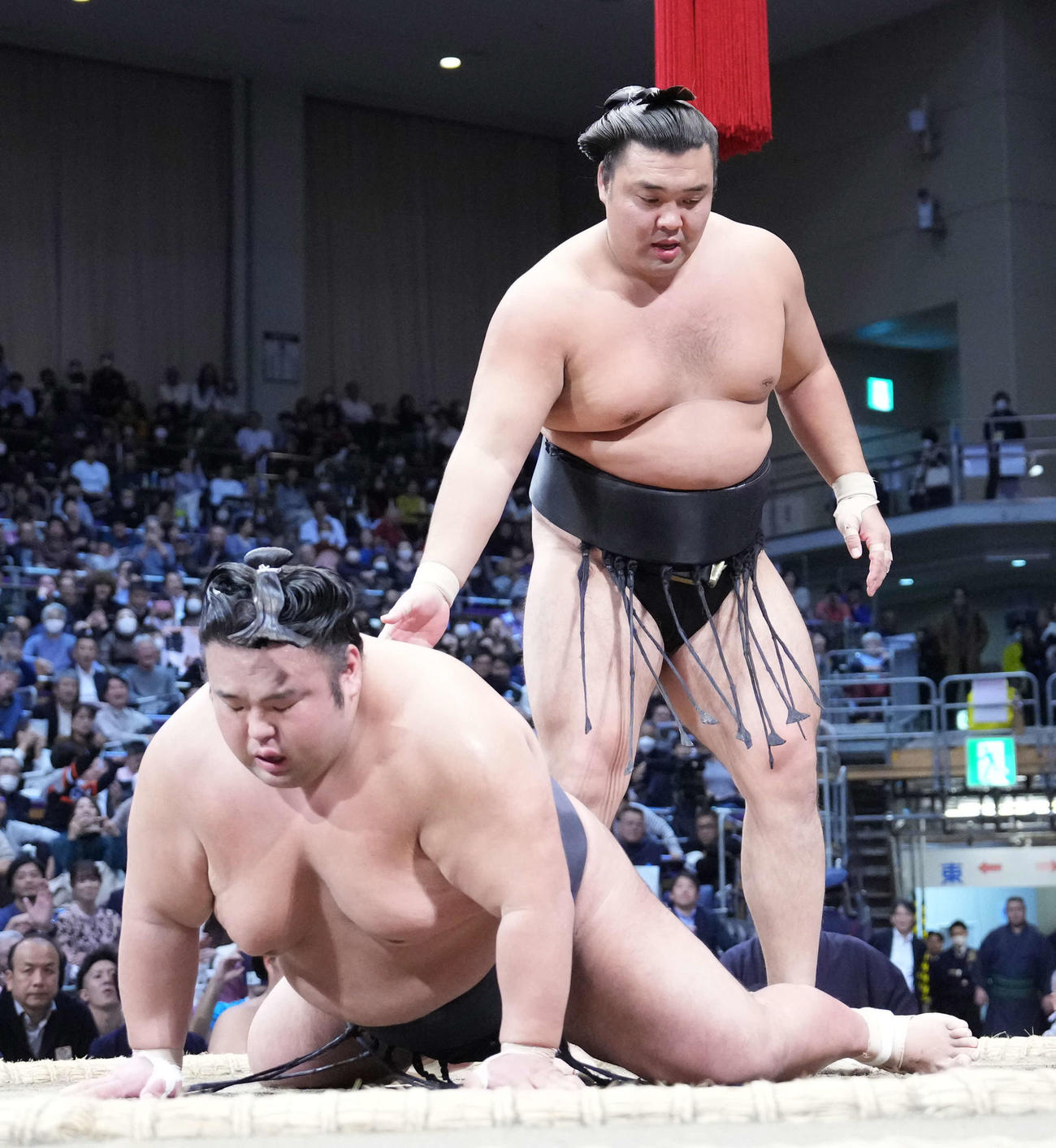 霧島（右）は貴景勝を突き落としで破る（撮影・小沢裕）