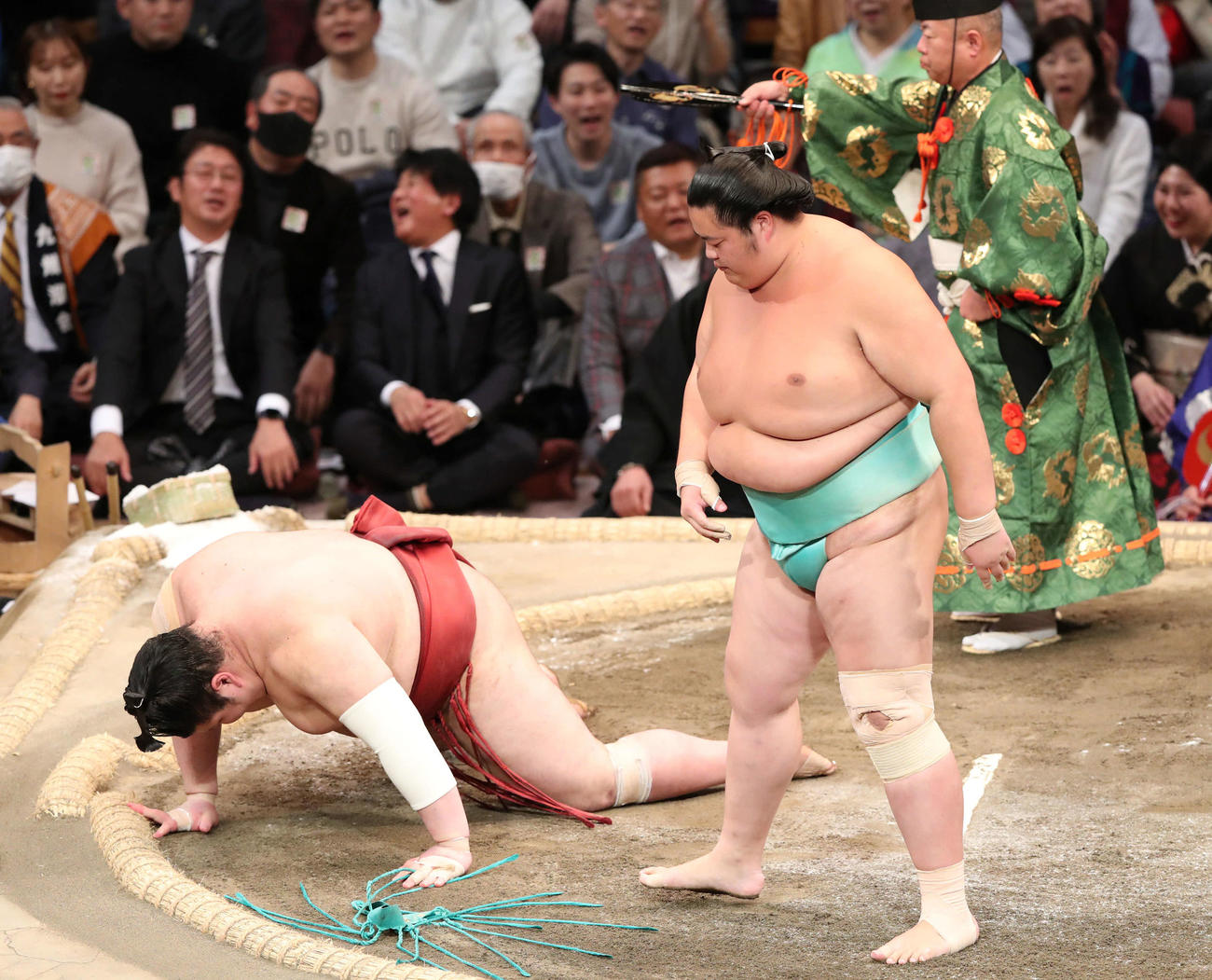 琴ノ若（右）に引き落としで敗れる熱海富士（撮影・梅根麻紀）
