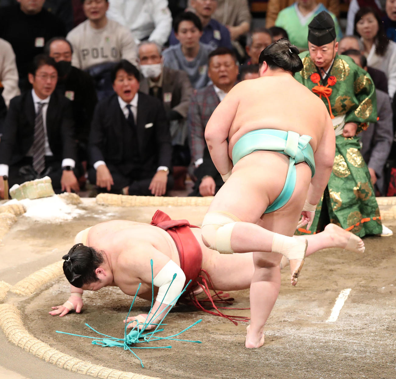 大相撲九州場所千秋楽　引き落としで熱海富士を破る琴ノ若（撮影・梅根麻紀）