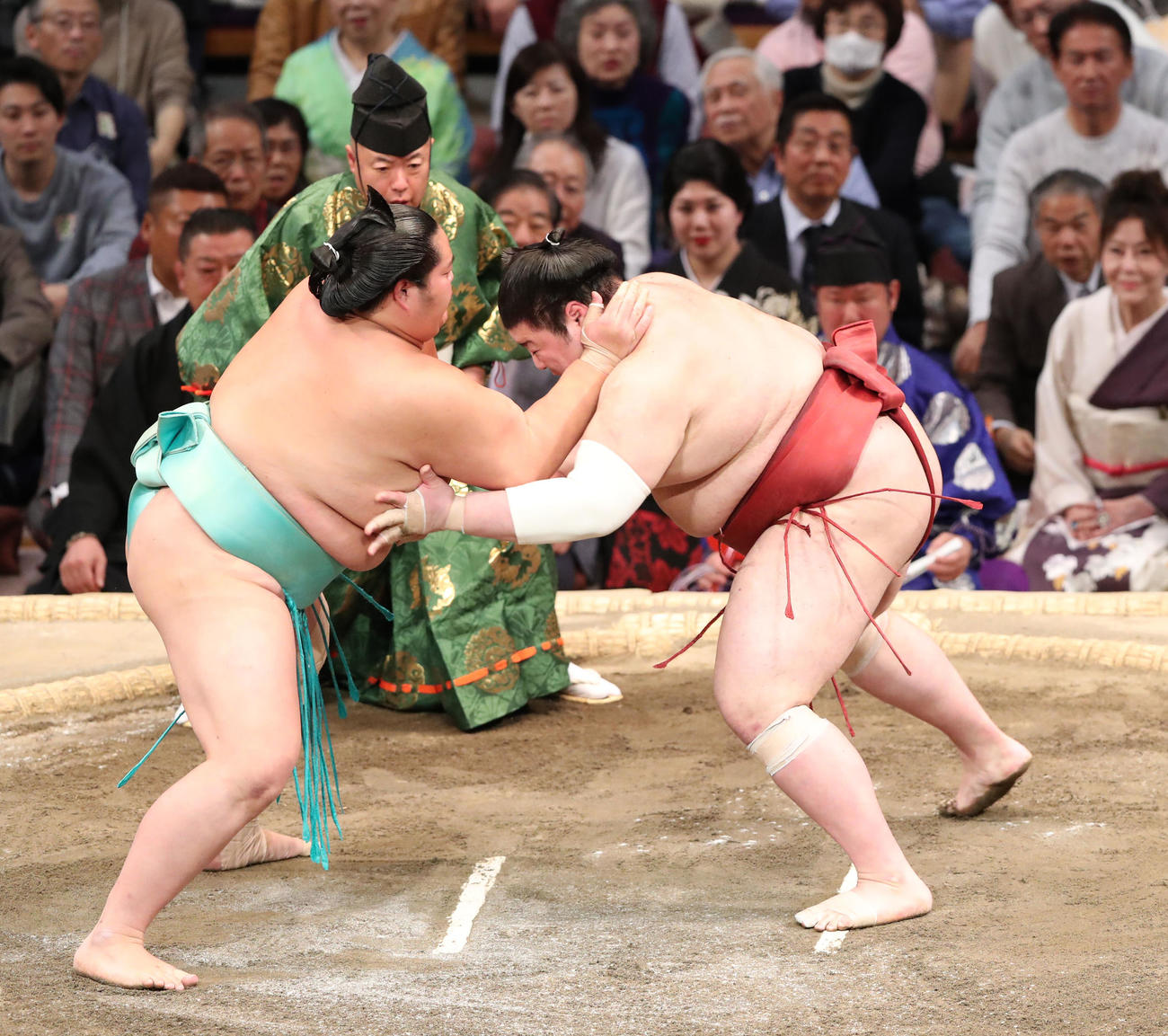 大相撲九州場所千秋楽　引き落としで熱海富士を破る琴ノ若（撮影・梅根麻紀）