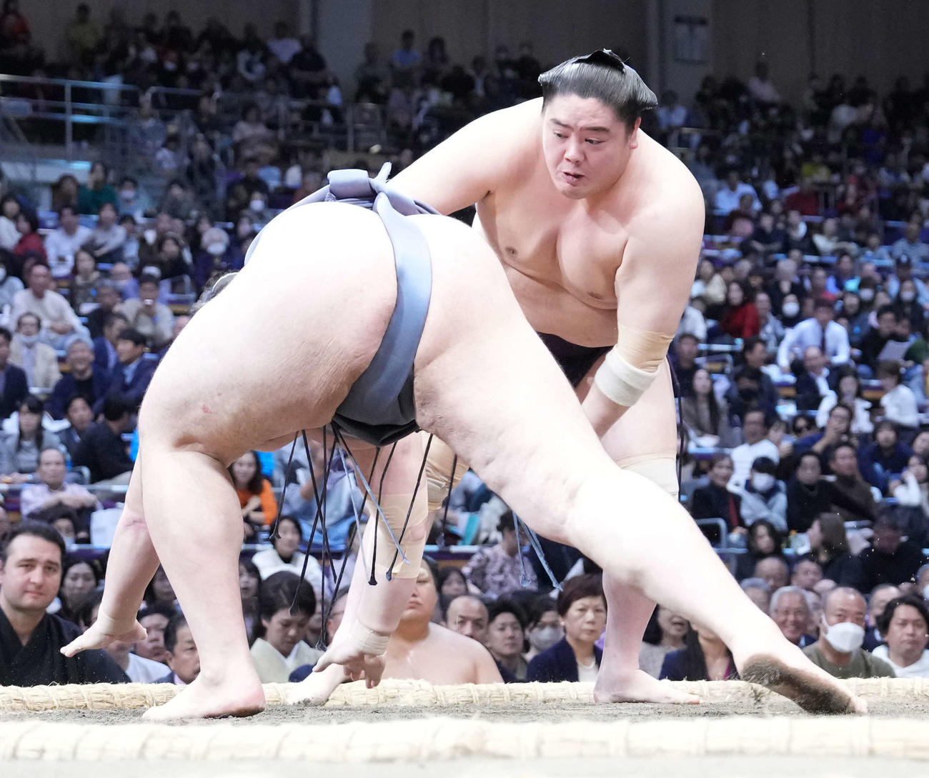 一山本（右）は金峰山をはたき込みで破る（撮影・小沢裕）