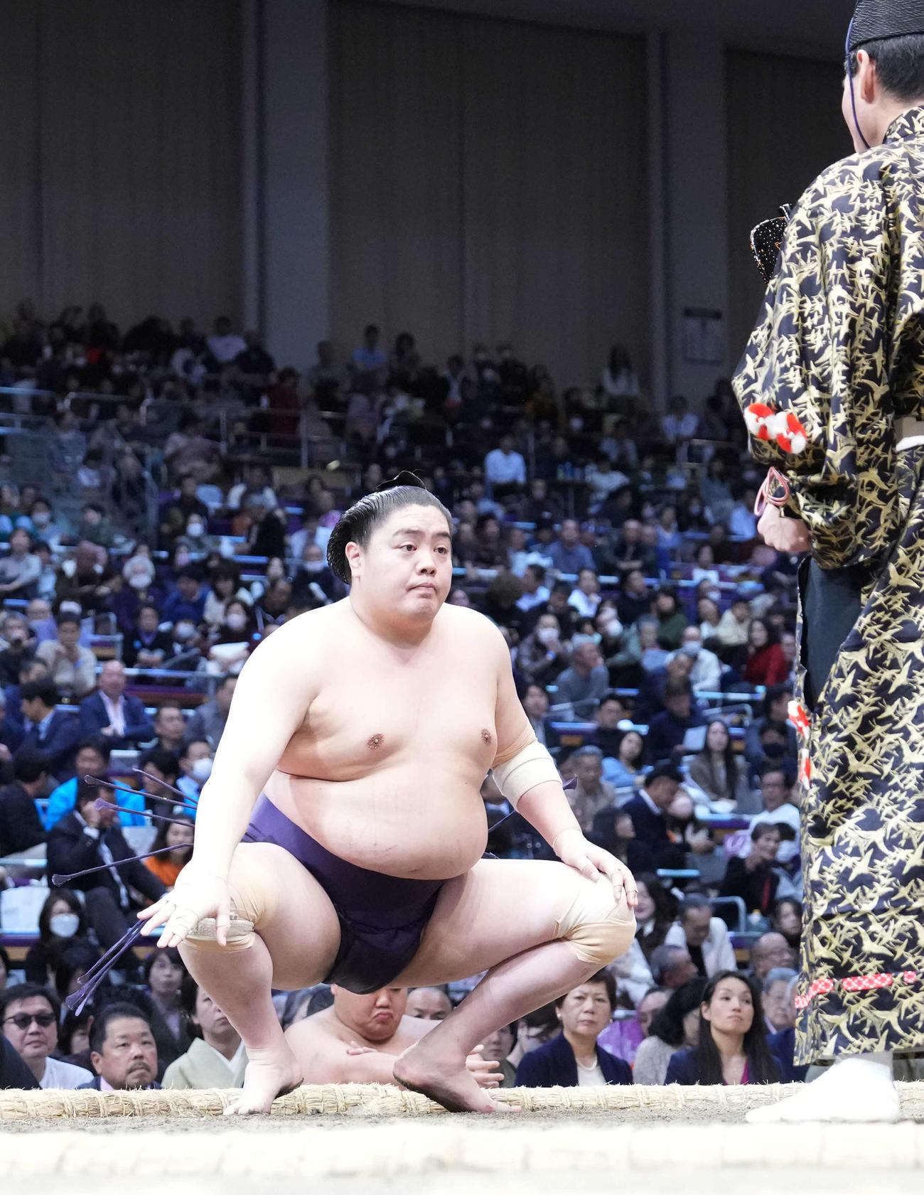 自己最多となる11勝目を挙げ勝ち名乗りを受ける一山本（撮影・小沢裕）