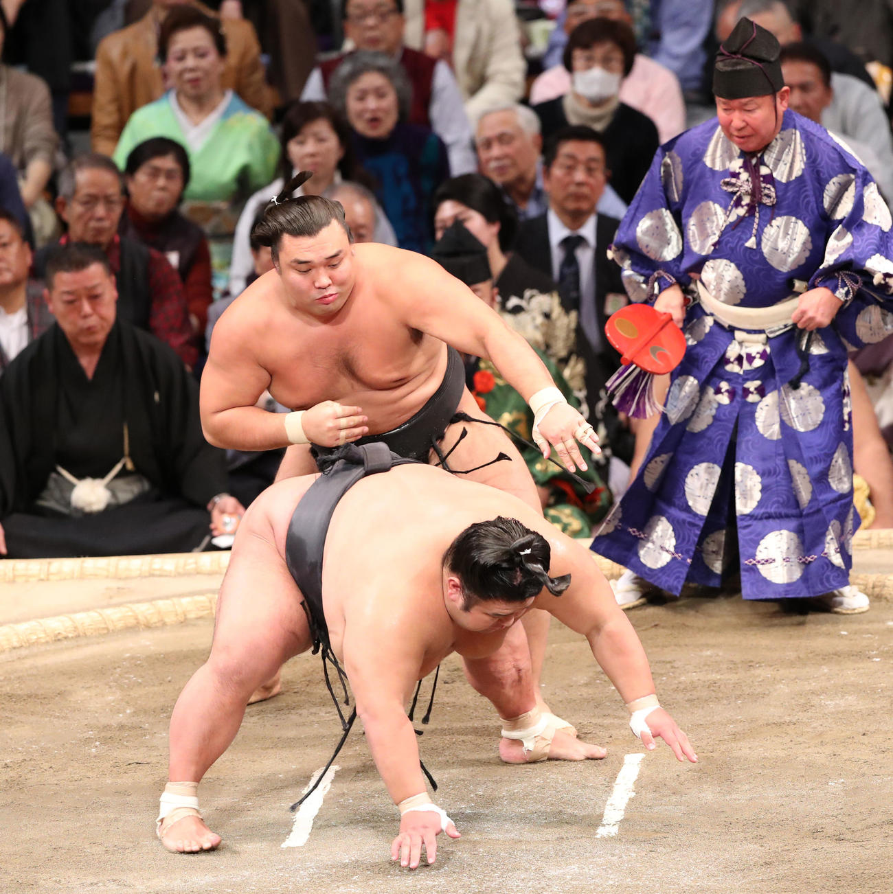 大相撲九州場所千秋楽　突き落としで貴景勝を破る霧島（撮影・梅根麻紀）
