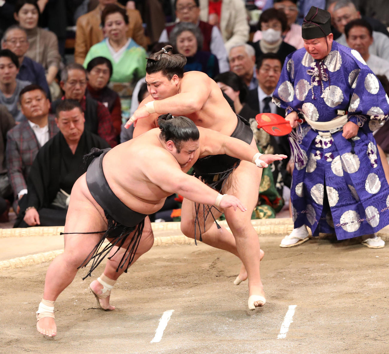 突き落としで貴景勝（手前）を破る霧島（撮影・梅根麻紀）