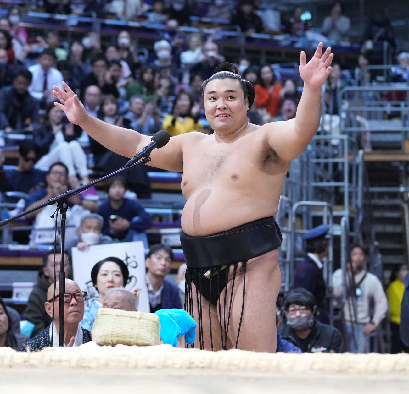 優勝インタビューで笑顔を見せる霧島（撮影・小沢裕）